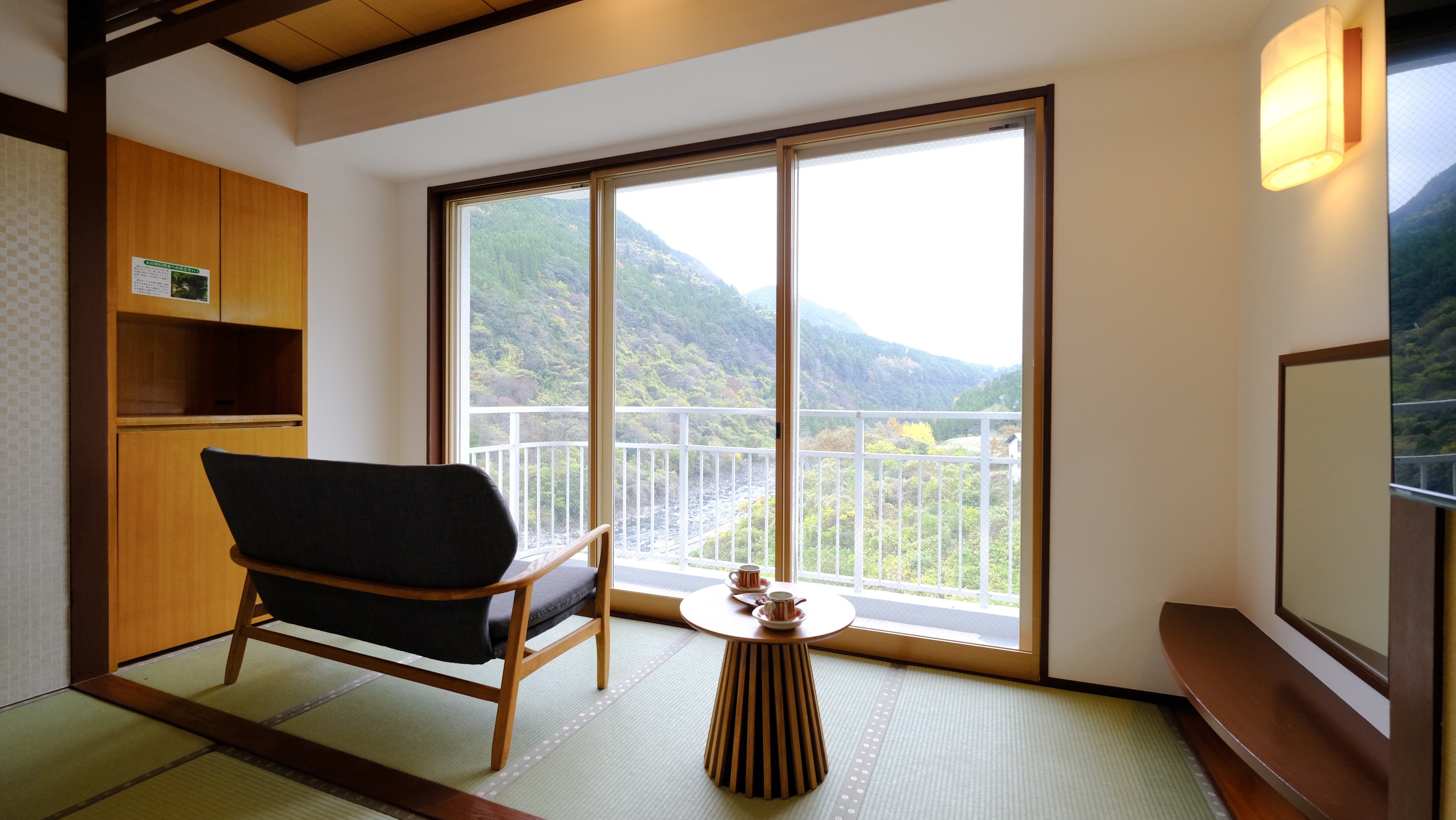 Kamar bergaya Jepang-Barat yang menghadap gunung: 10 tikar tatami + tempat tidur ganda (41 m²) Menghadap ke hulu Sungai Chikugo dan Pegunungan Amagase.