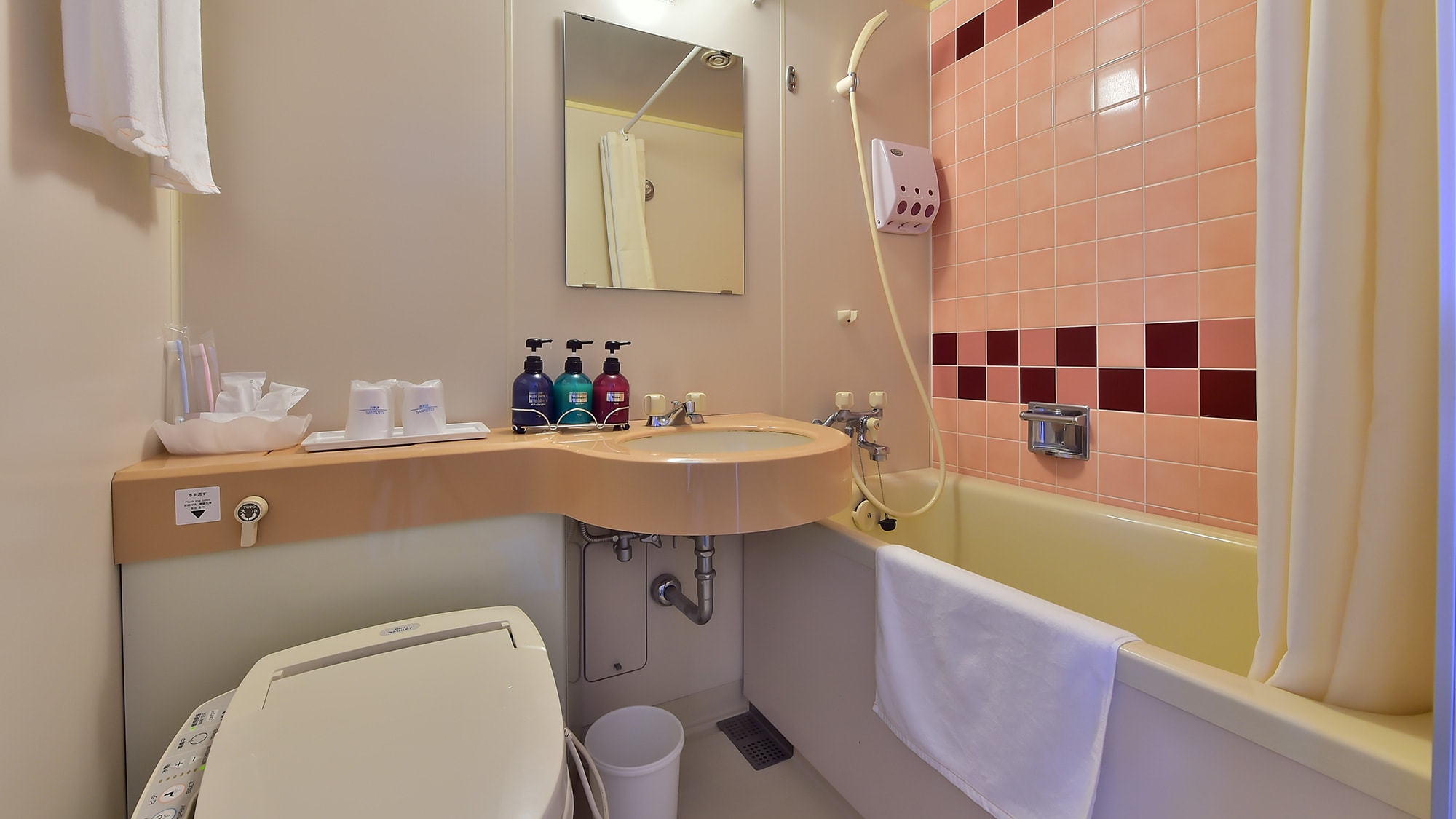 An example of a bathroom and toilet: There is a large hot spring bath in the hotel, but each room is also equipped with a unit bathroom and toilet.