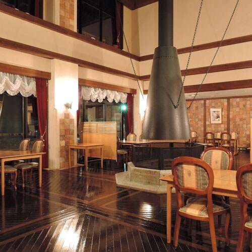 [Contoh restoran] Restoran ini memiliki nuansa pondok pegunungan dan langit-langit yang tinggi, sehingga memberikan kesan terbuka.