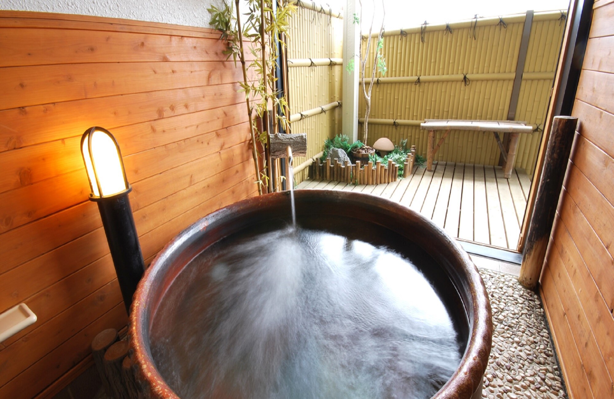 [Room with open-air bath in the annex] You can enter the open-air bath with a room 24 hours a day, whenever you like.