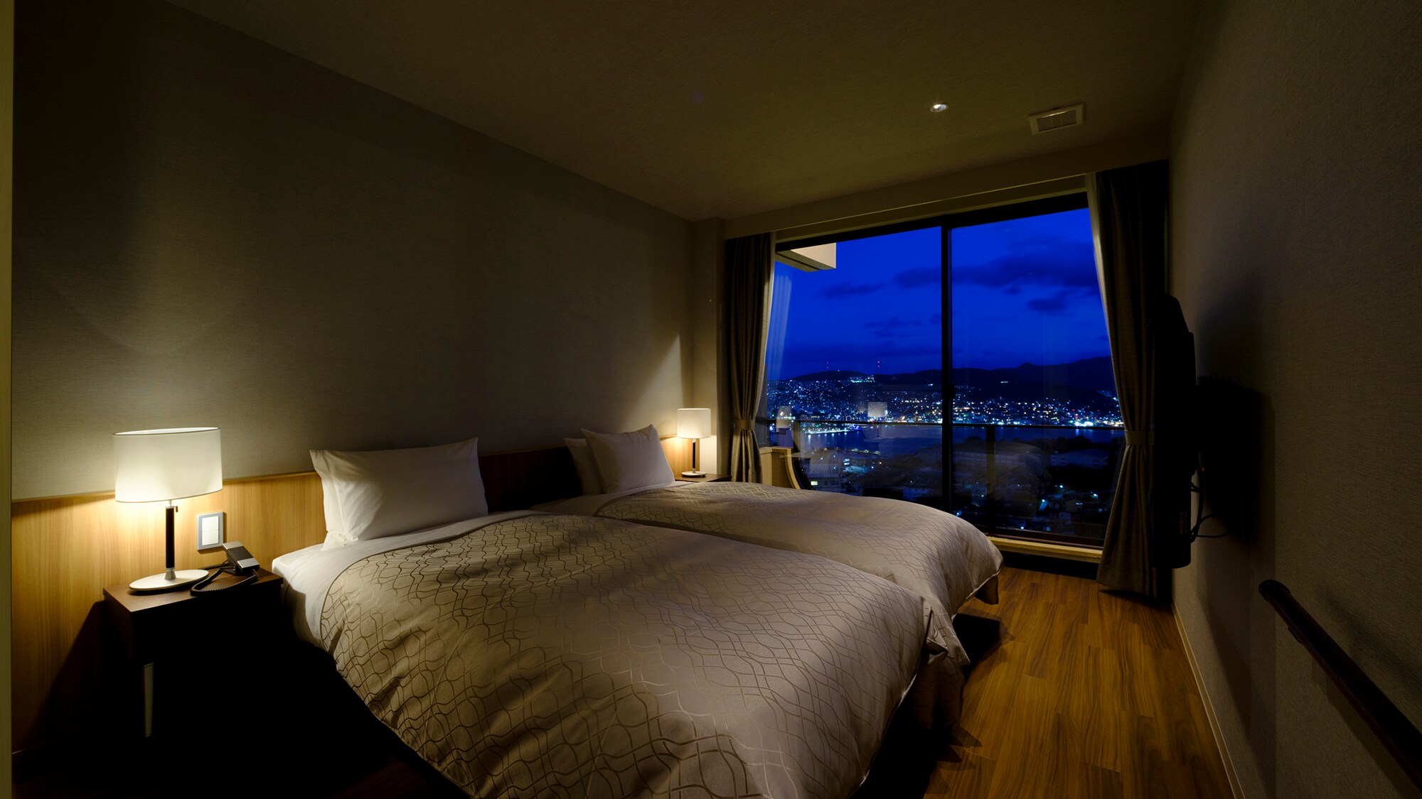 ห้องจูเนียร์สวีทวิวท่าเรือ UDVB พร้อมห้องน้ำวิว