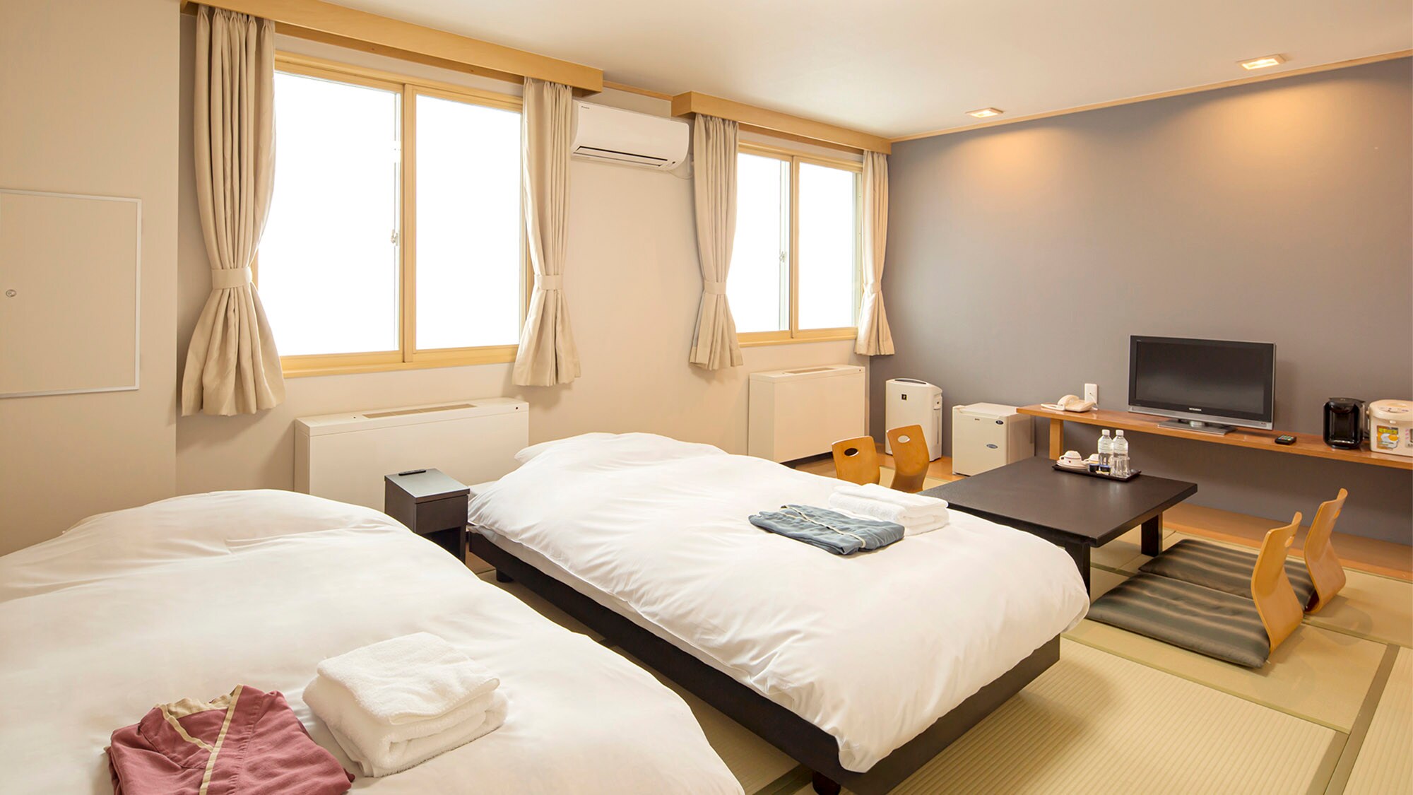 ・ [Japanese-style room] Relax between tatami mats and take a good night's sleep in bed.