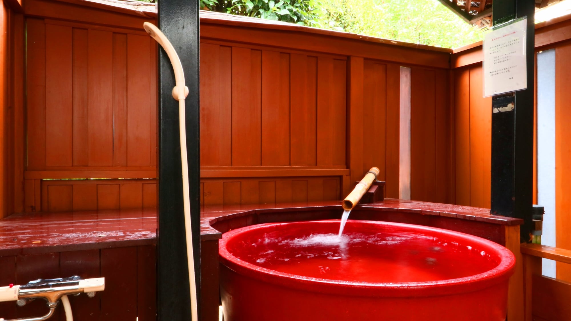 Shigaraki ware ceramic open-air bath - Fresh air flows in