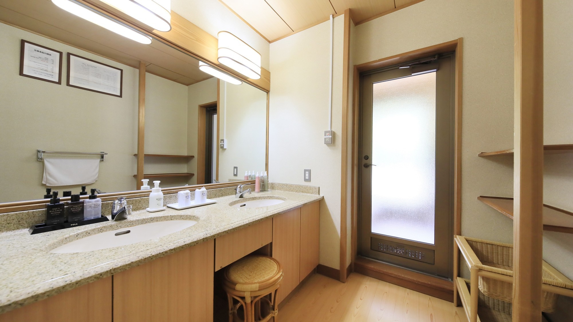 [12 tatami Japanese-style room with hot spring] Equipped with two washbasins, you can get ready at the same time as your companion, even on busy mornings.