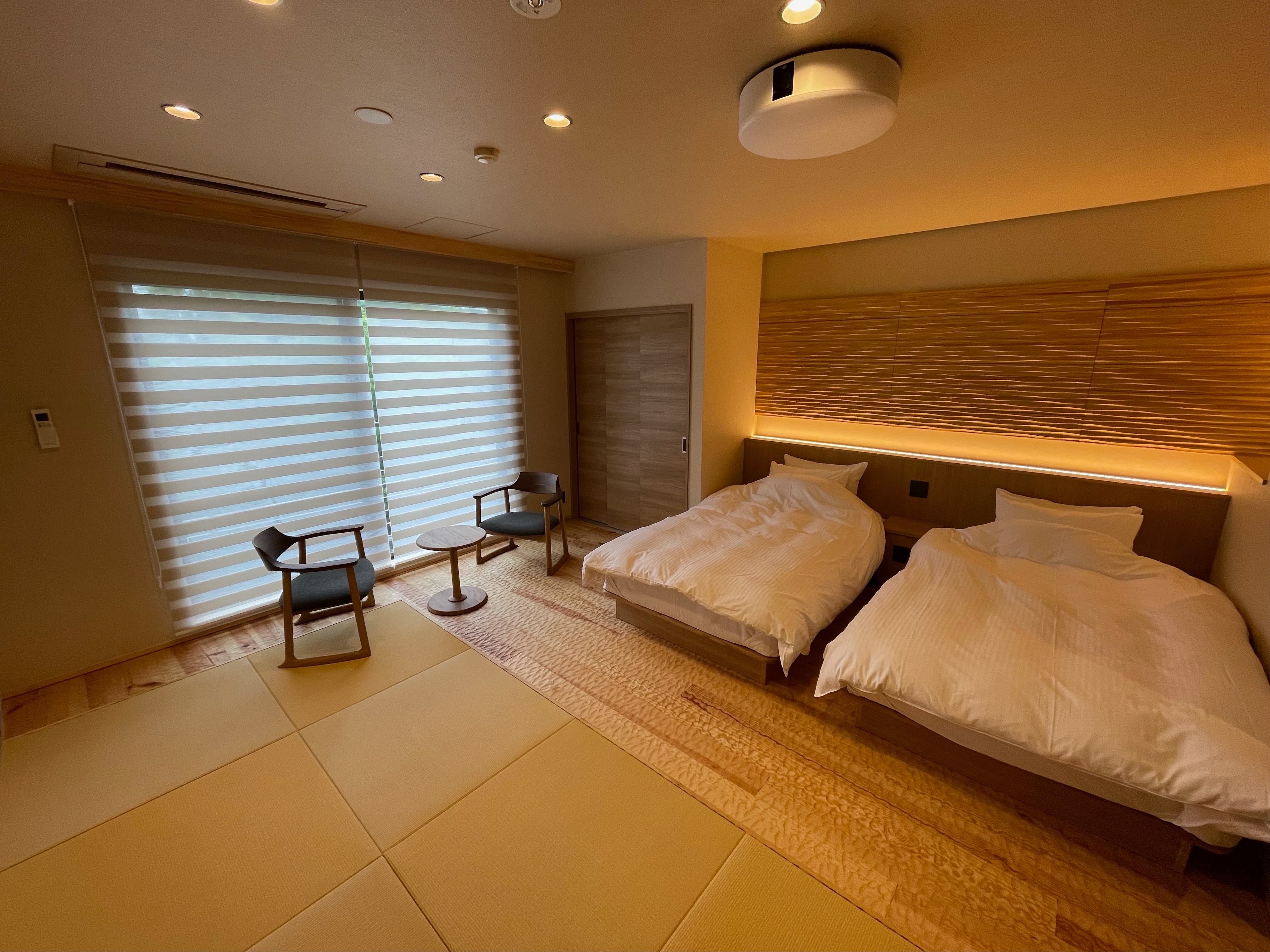 Twin room with projector　Bed