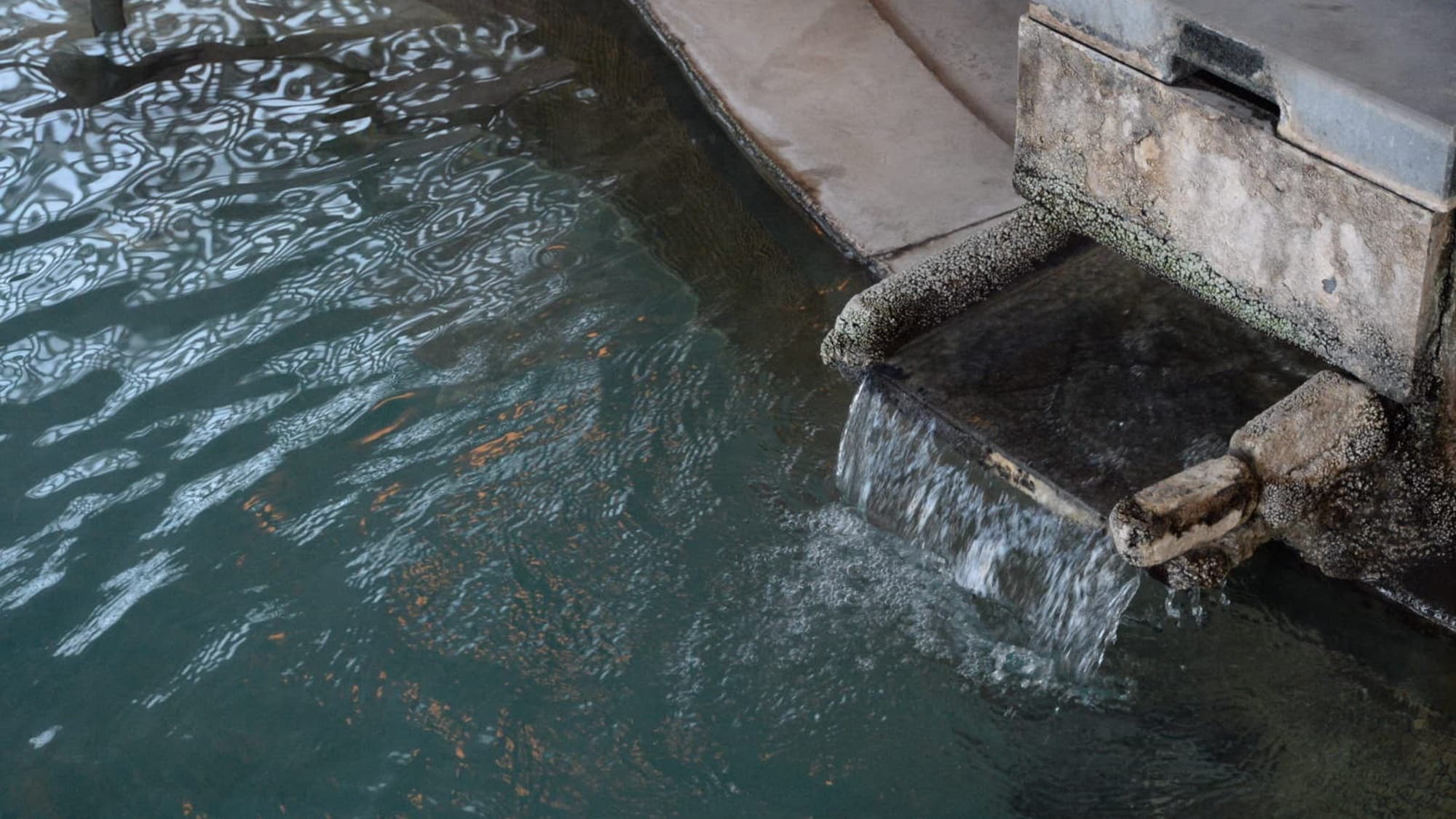 The temperature of the hot spring is 50 to 60 degrees, and the water coming out of the outlets at each inn is around 45 degrees.
