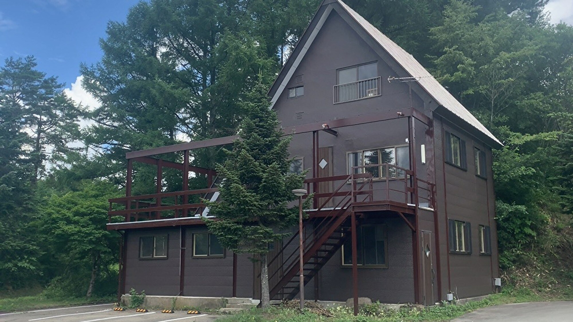 ภายนอกบ้านพัก 3 ชั้น (พักได้สูงสุด 15 ท่าน)