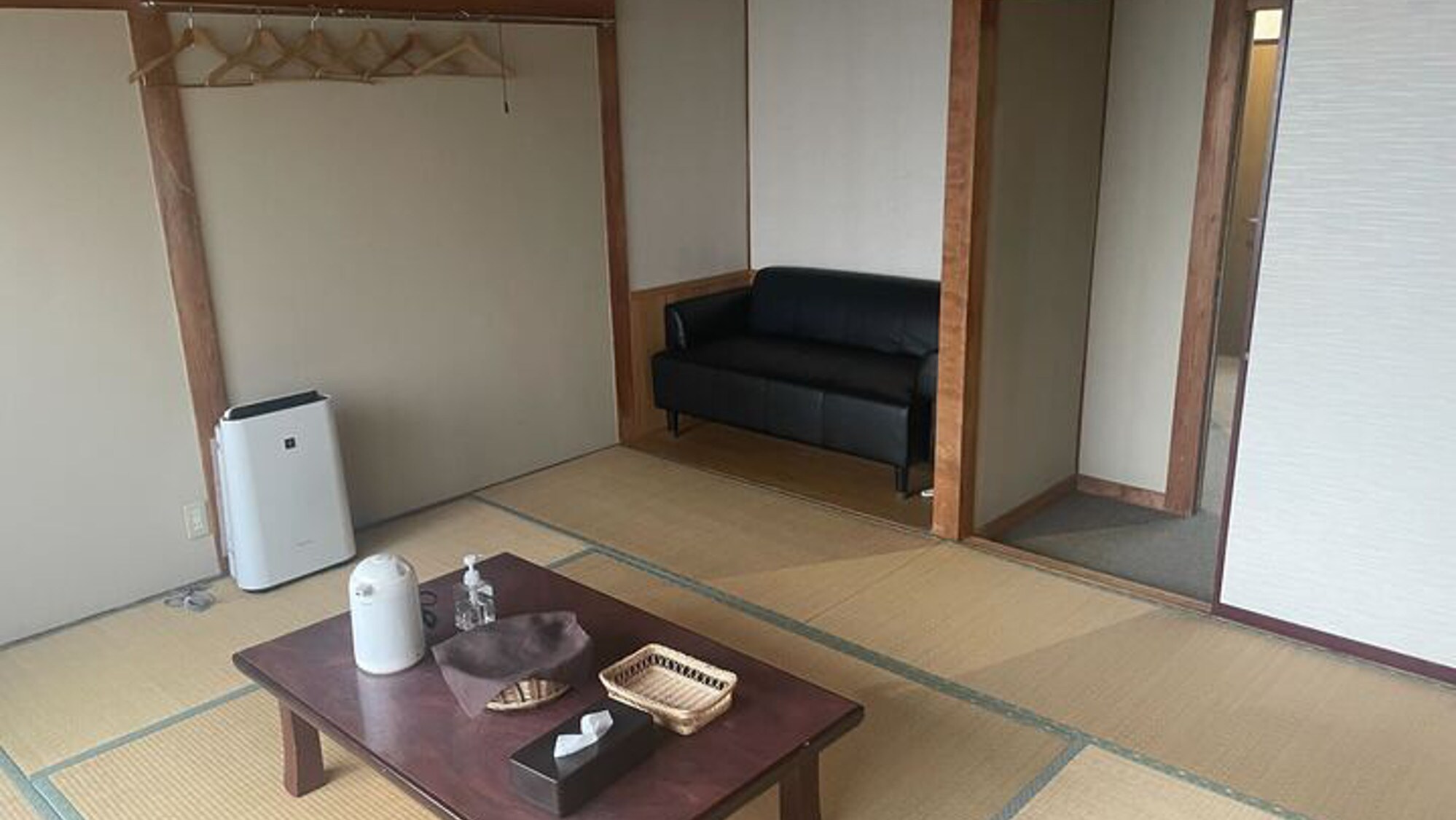 Example of a Japanese-style room (8 to 9 tatami mats / shared toilet and washbasin)