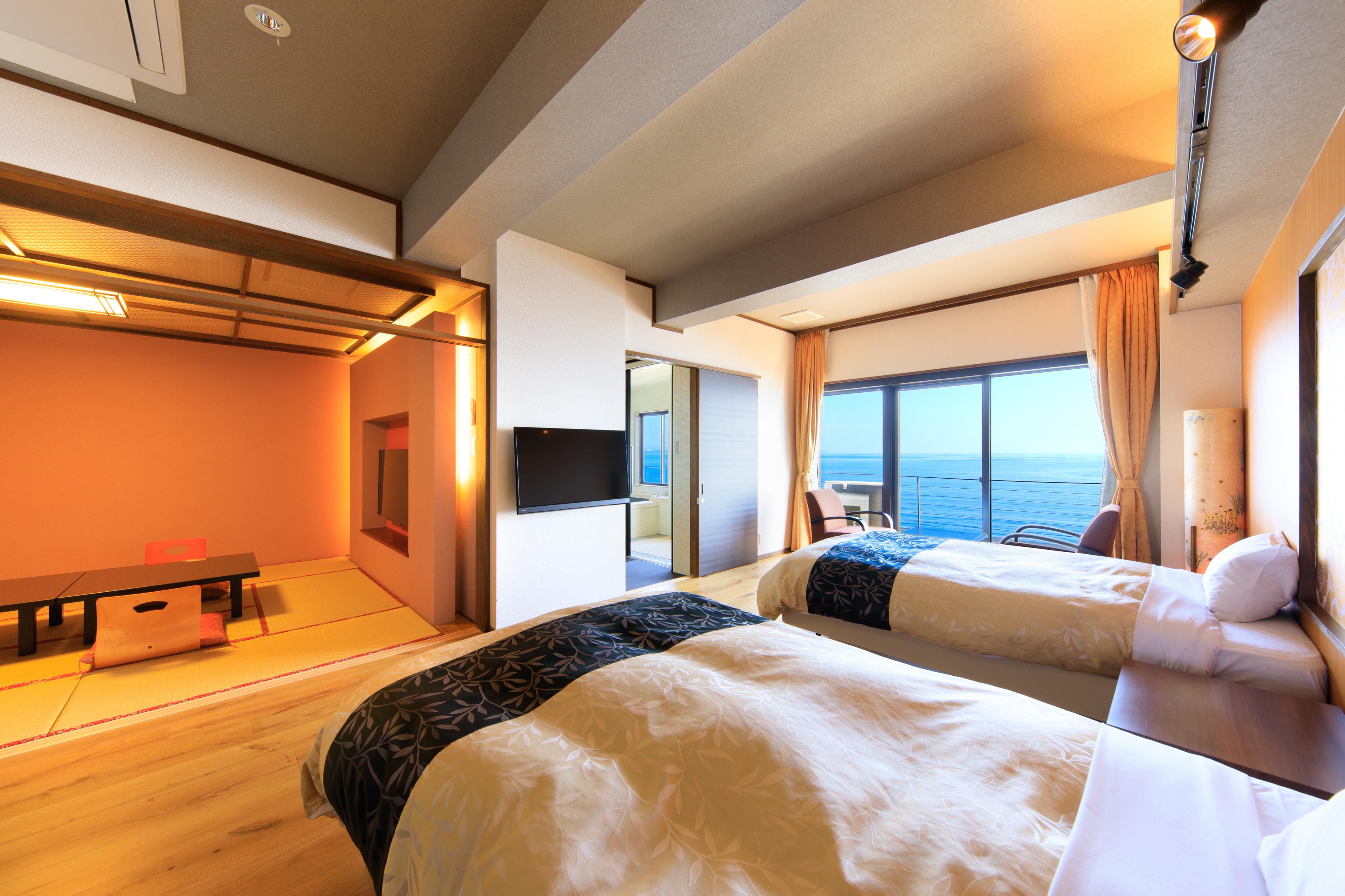 Japanese and Western room with observation bath