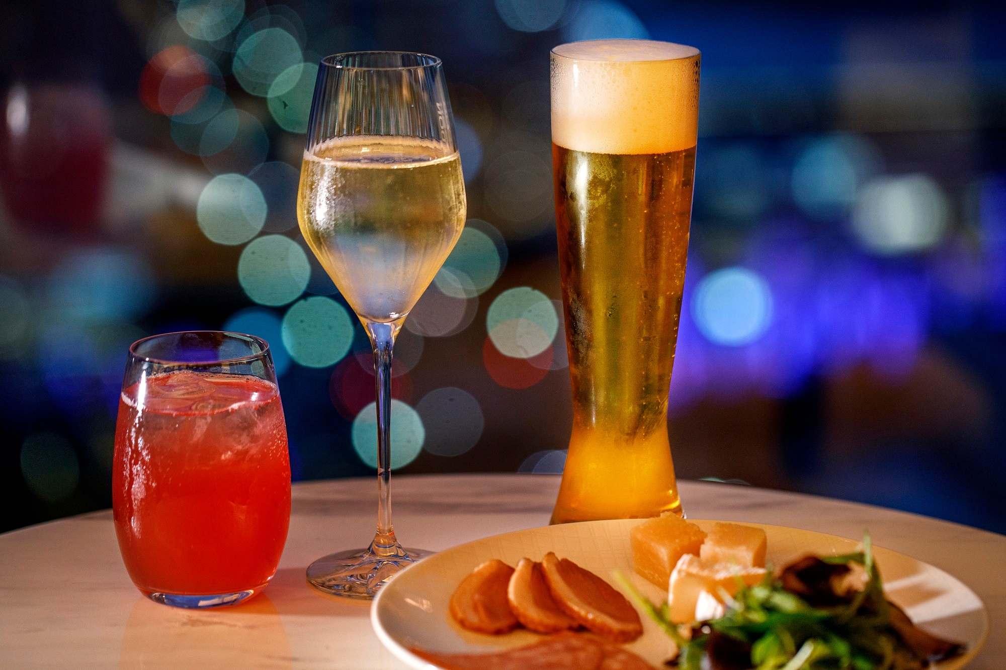 Club Lounge Cocktail Time (image)