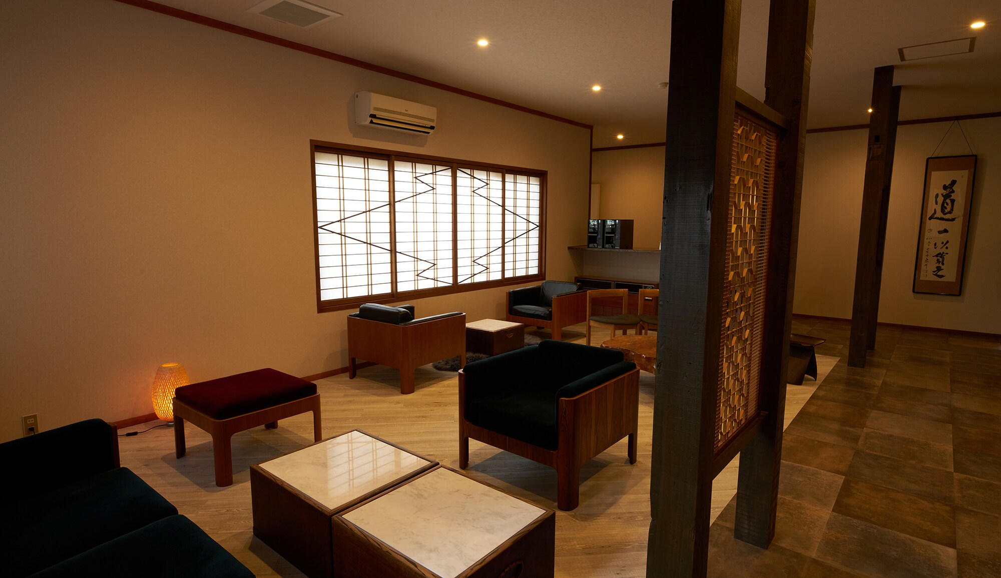 [Cafe Lounge] Một phòng chờ được trang bị đồ nội thất từ Tendo Mokko, một thương hiệu mà Yamagata tự hào.