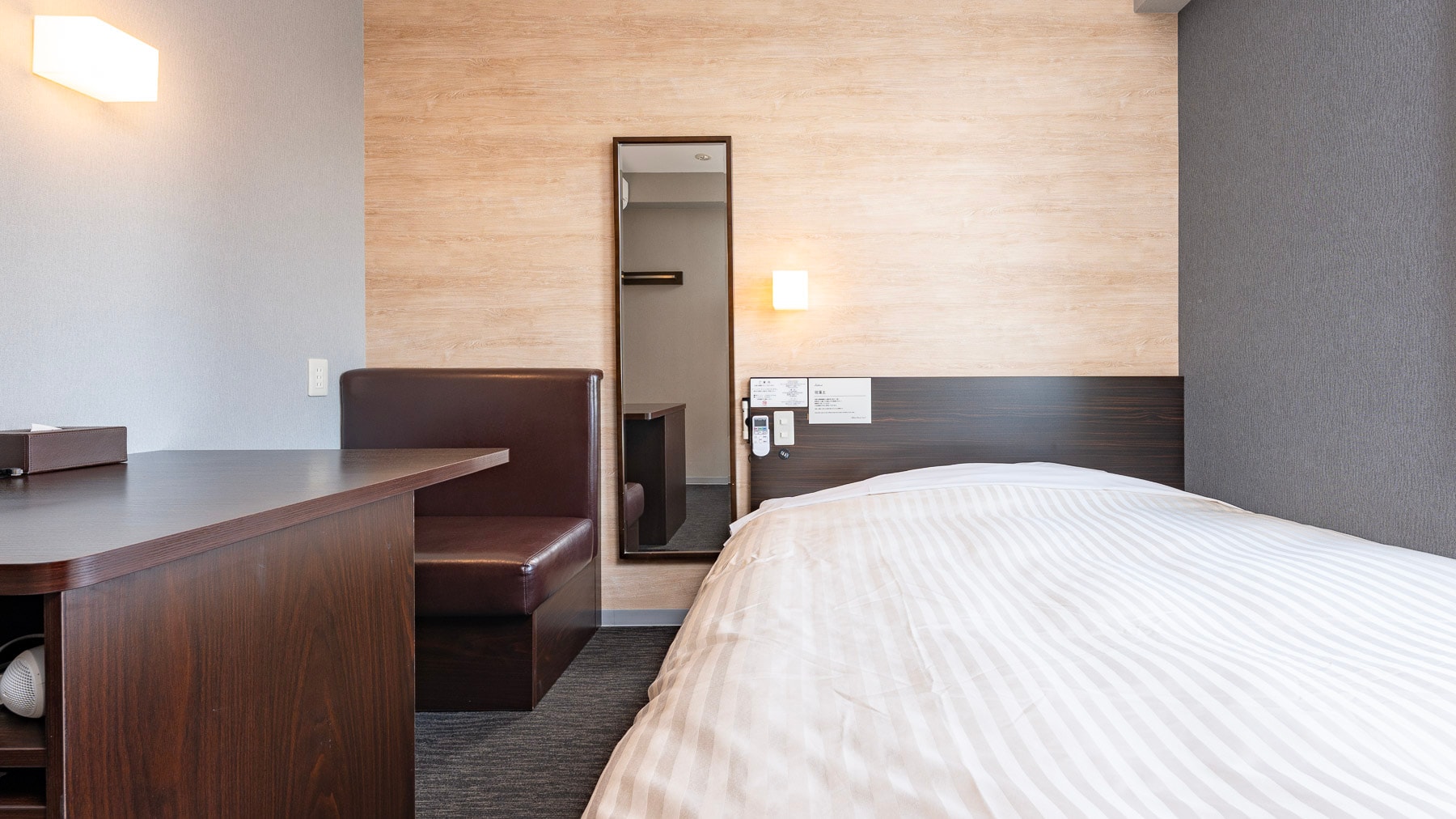 This room is ideal for business use.