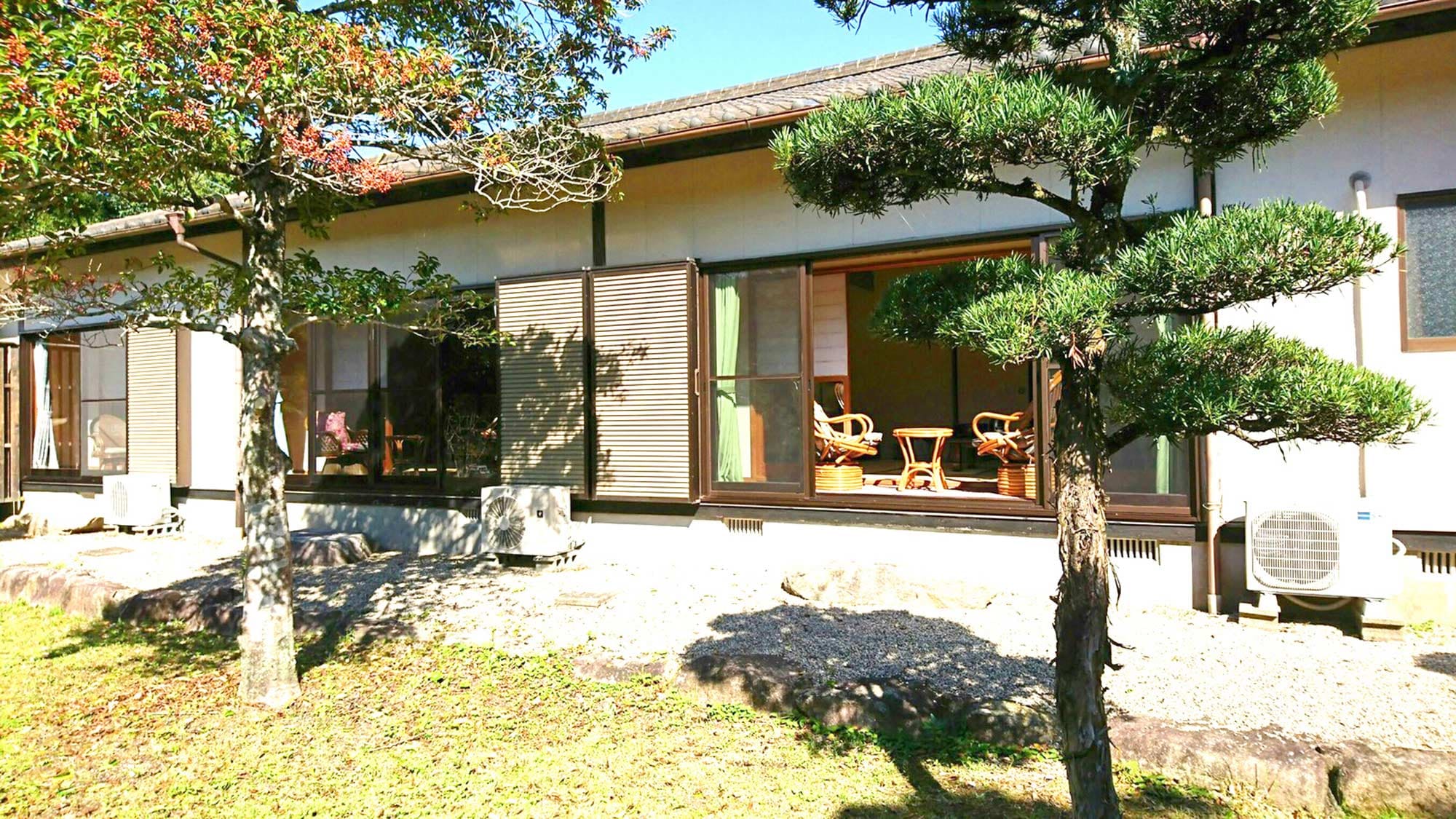 ・ Exterior of the inn (viewed from the garden)