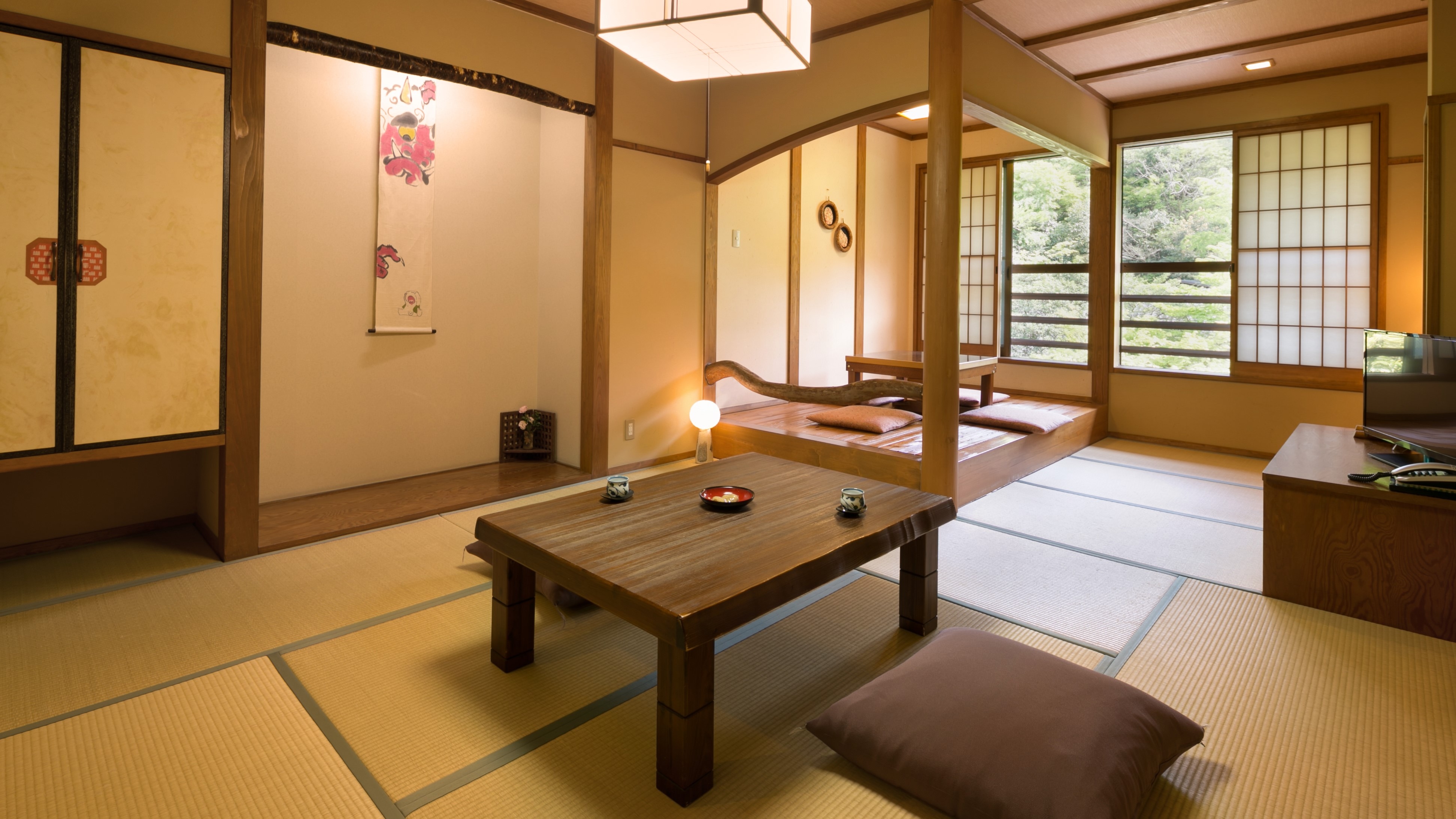 An example of a Japanese-style room with 8 tatami mats. This type has 3 rooms.