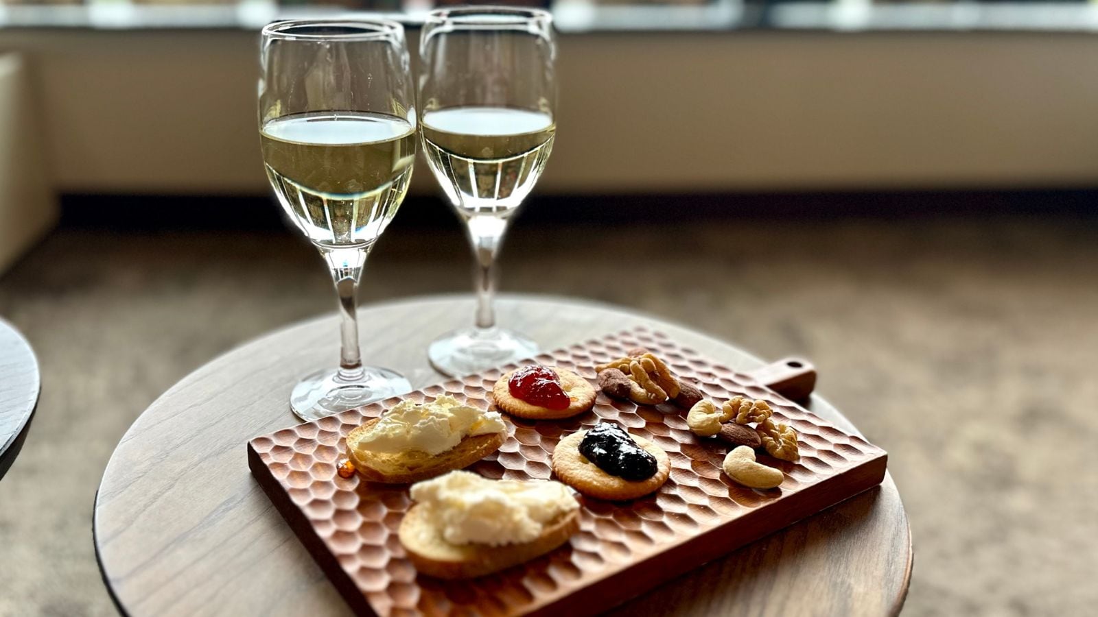 [Lounge] Welcome drinks and finger food are available.