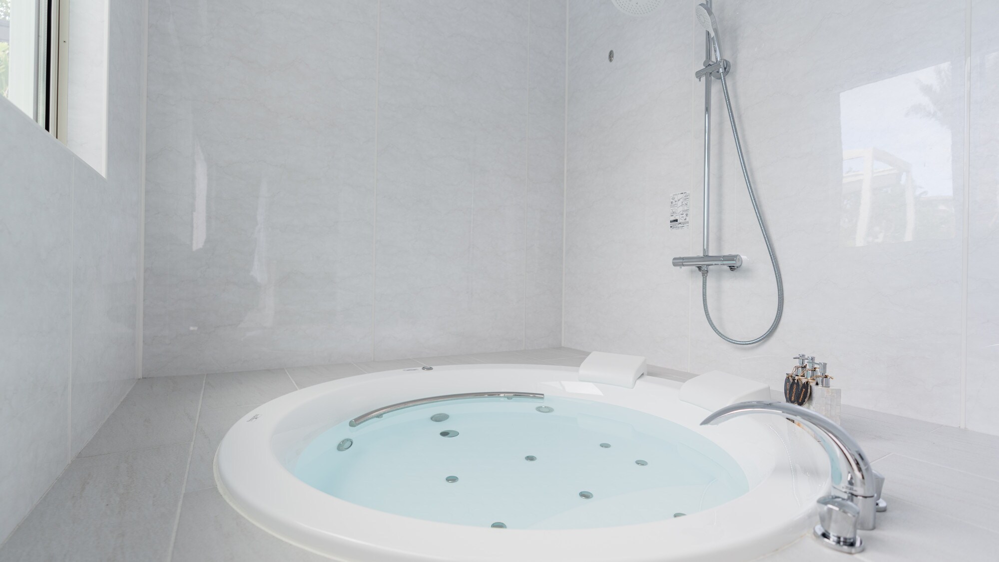 [Premiere Suite Villa] This villa is exclusively equipped with a jacuzzi and rain shower.