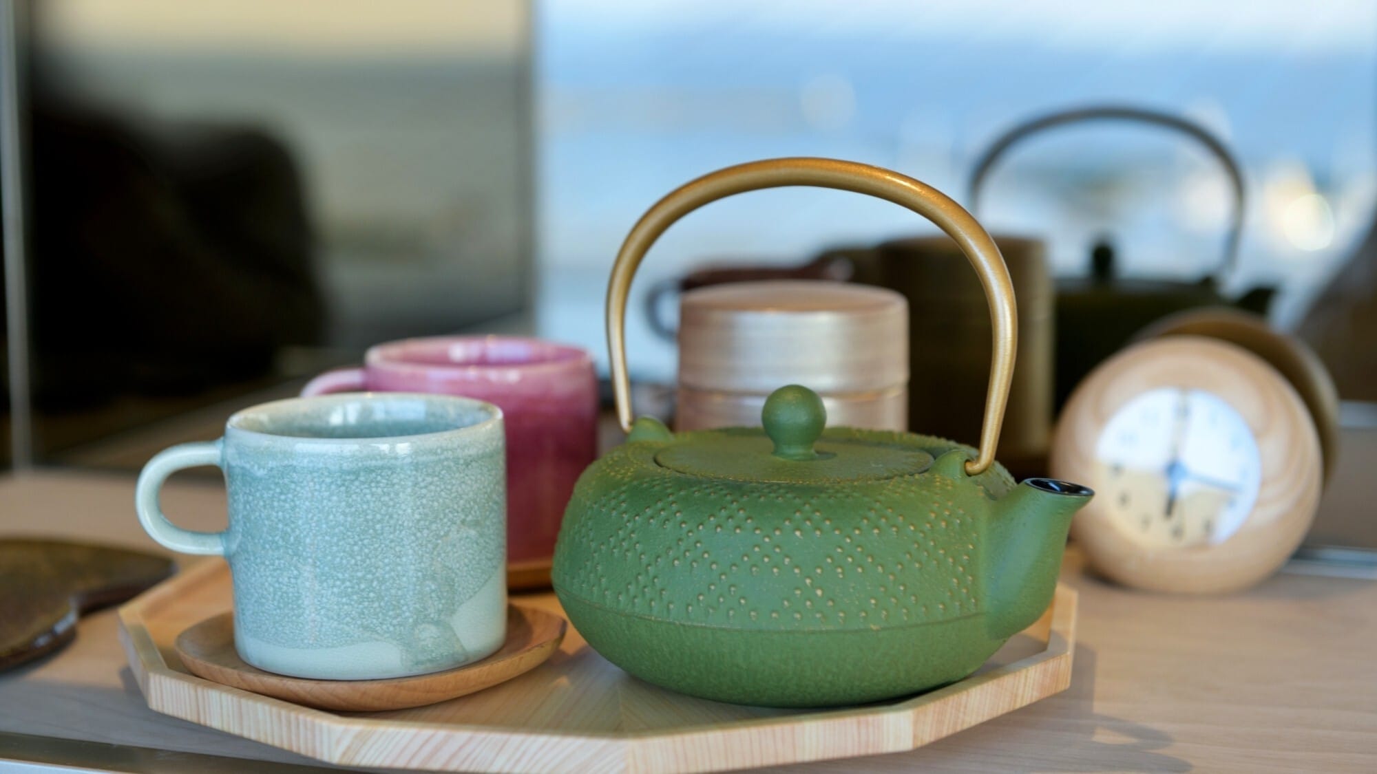 【觀光客房範例】 備有津輕玻璃、南部鐵器等傳統工藝品及飯店獨有的物品。