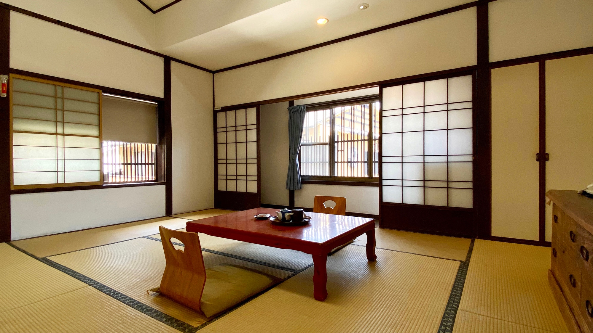 [Japanese-style room with loft] This room has a wide ceiling and an open feeling. Please relax and enjoy your stay.