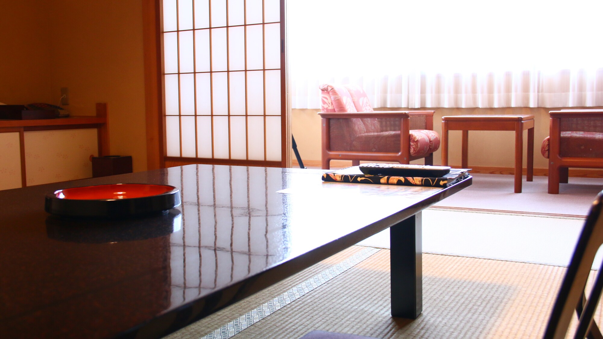 # [Murasaki Shikibu] The suite has three rooms. It can accommodate a large group of people comfortably.