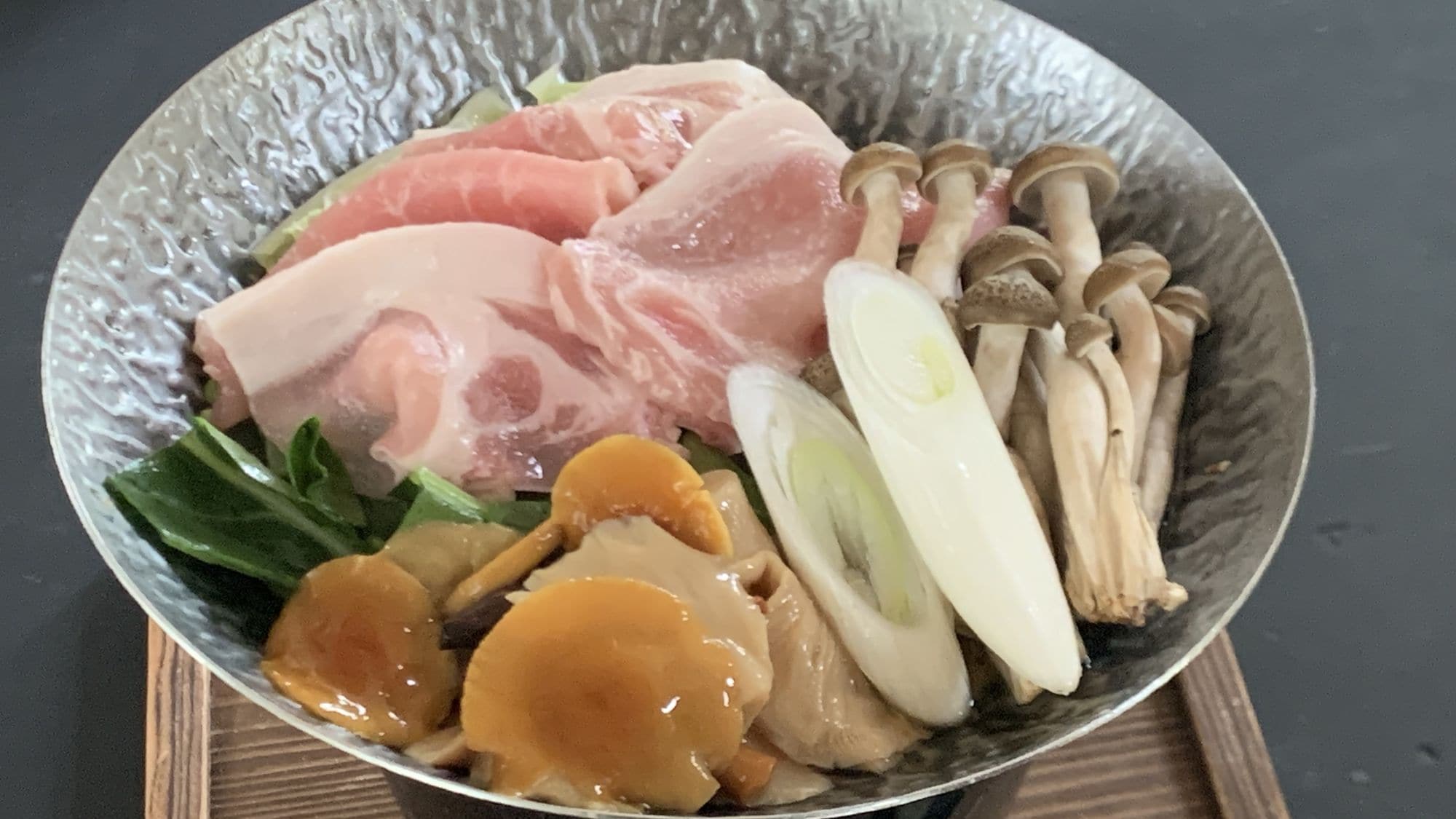 Lẩu xì dầu gừng nhiều nấm và thịt lợn nhà