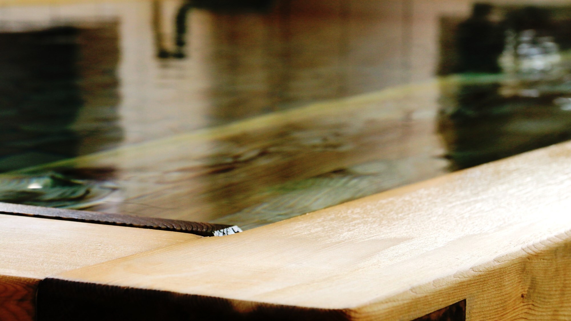 The radium spring fills the bathtub made of Japanese kouyamaki wood. It warms you up.