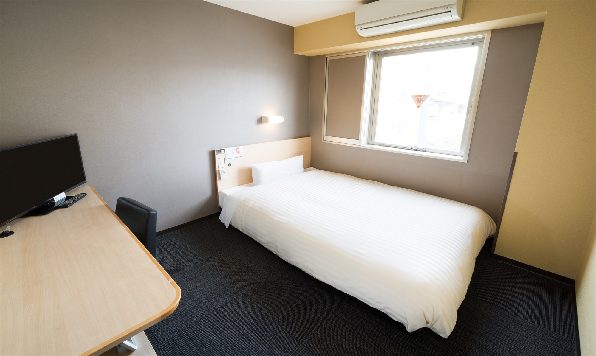 A 140cm wide bed and a mattress with just the right amount of firmness will ensure a good night's sleep.