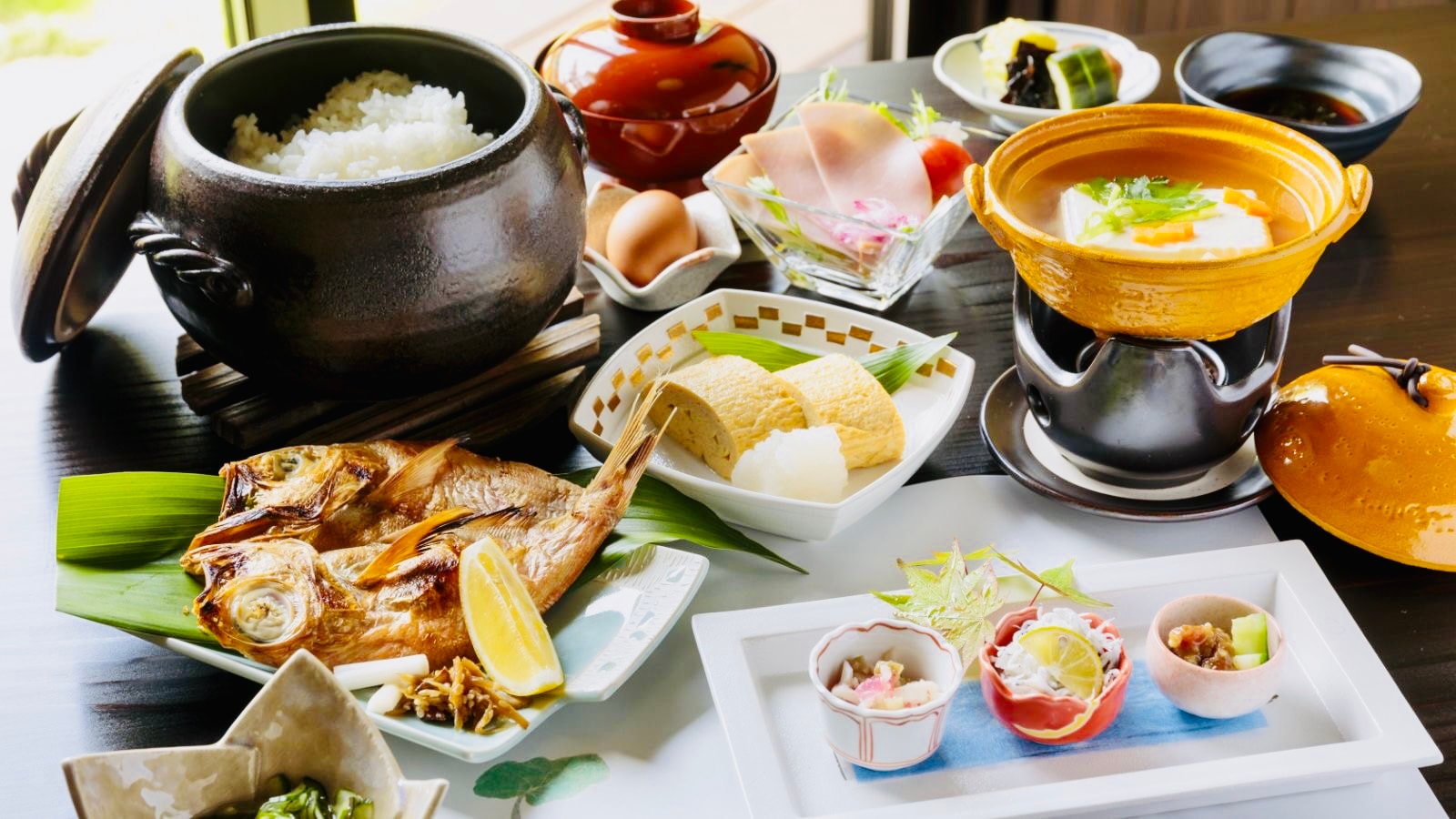 [อาหารเช้าแบบญี่ปุ่น (ตัวอย่าง)] ไข่ม้วนดาชิและเต้าหู้ต้มที่ทำจากน้ำพุร้อนมีเนื้อนุ่มฟู