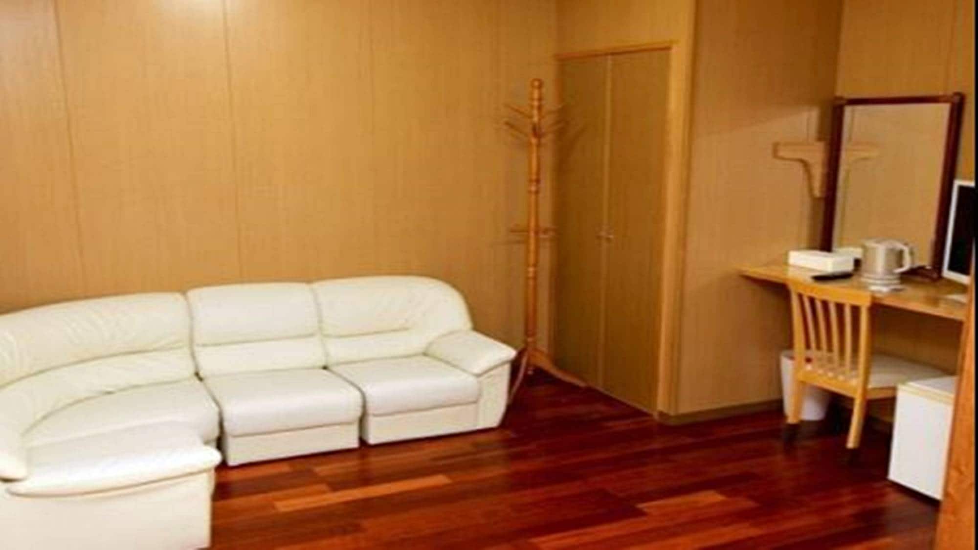*[Example of twin room interior in the main building]