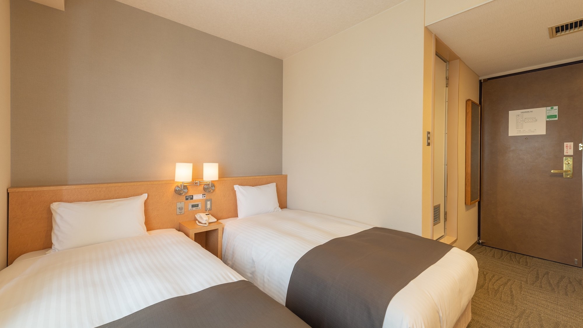 Smoking only: Small Twin Room (Simmons) 17 square meters / Facing the entrance