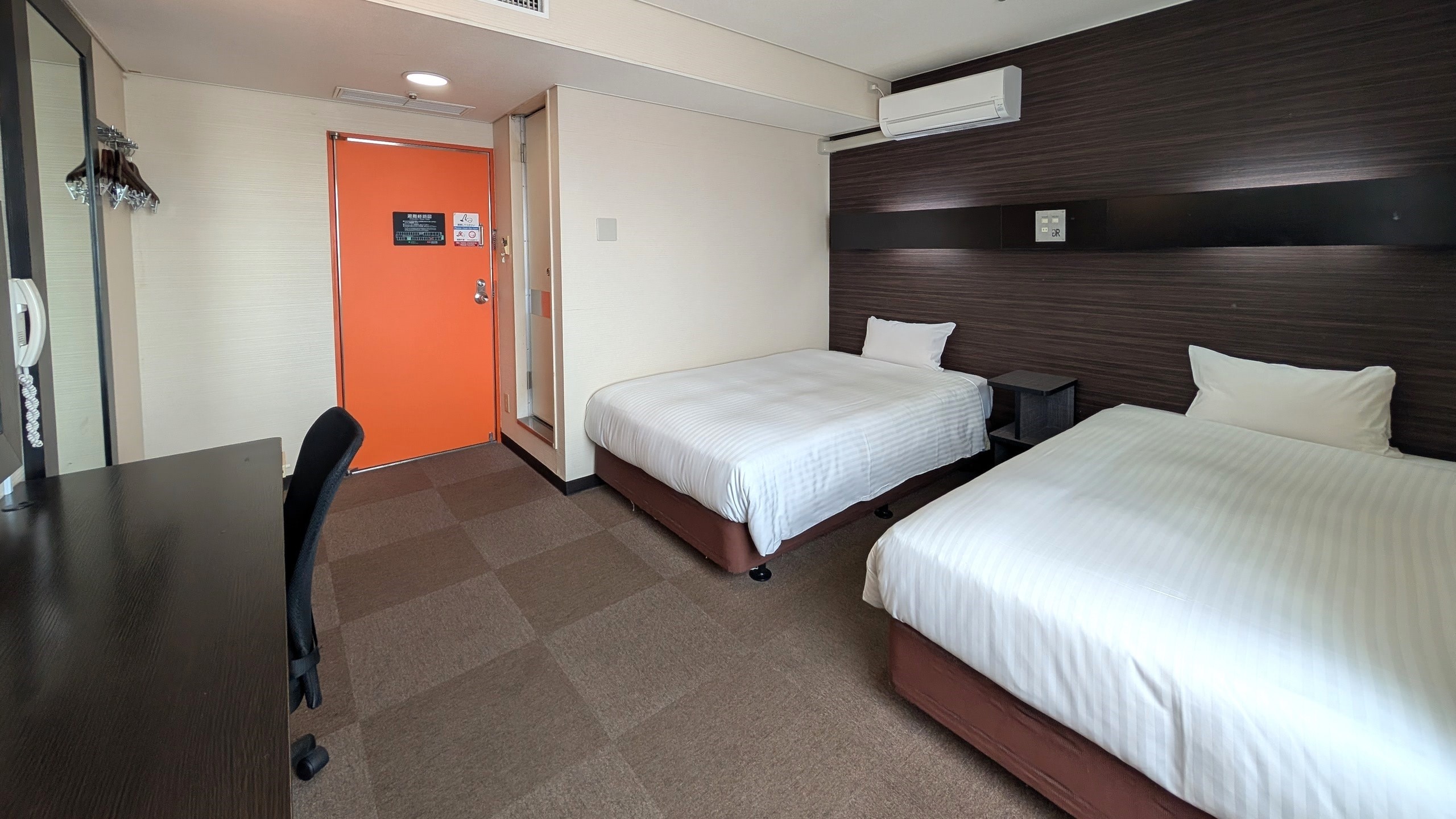 Twin Room [Two semi-double beds, 18 sq m]