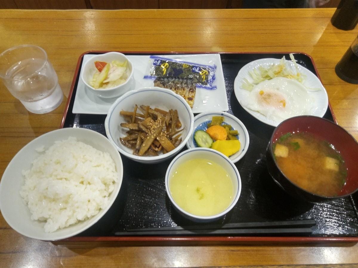 ビジネスホテルの朝食.JPG