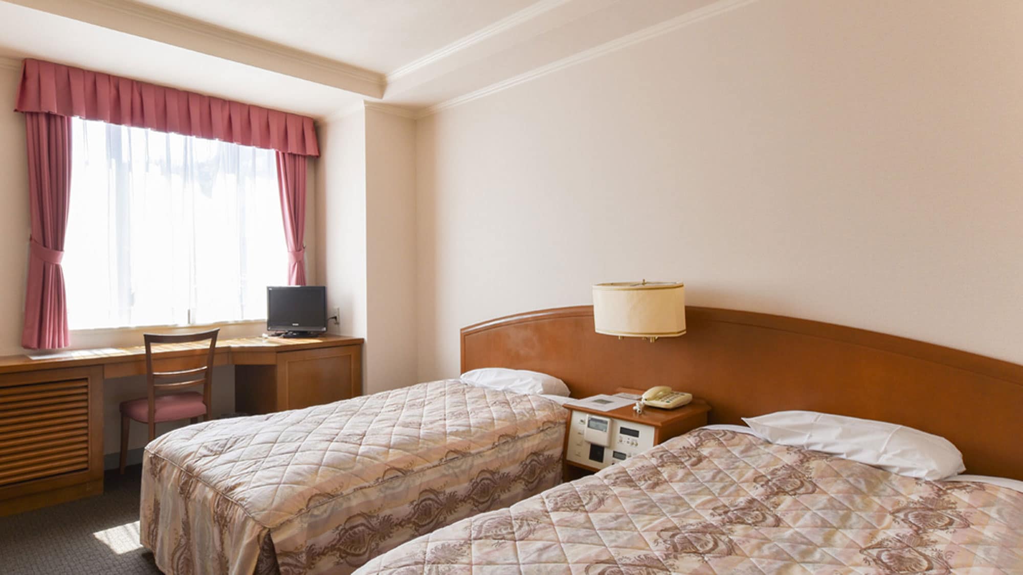 [Twin] Please relax in a bright and clean room.