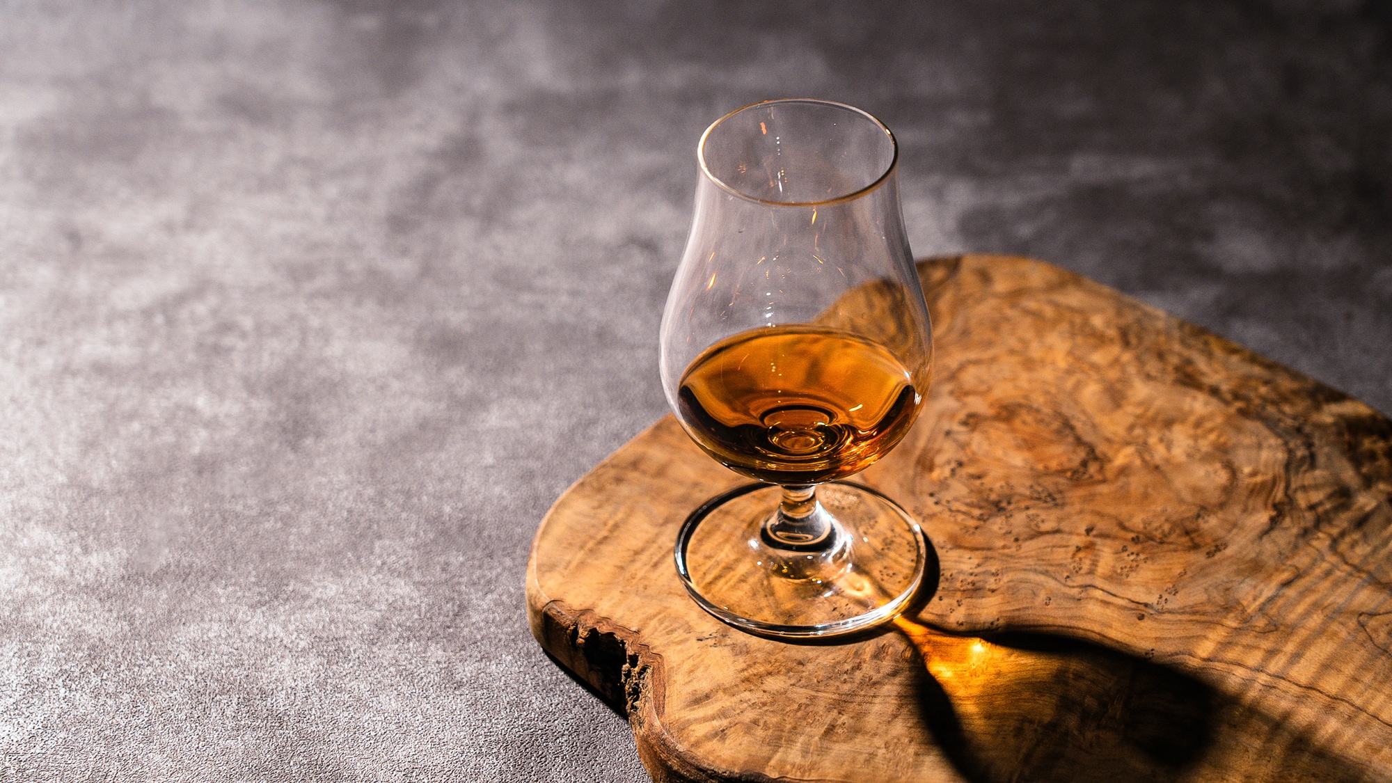 [THE LOUNGE / Night Cap] A lounge with free alcoholic beverages only