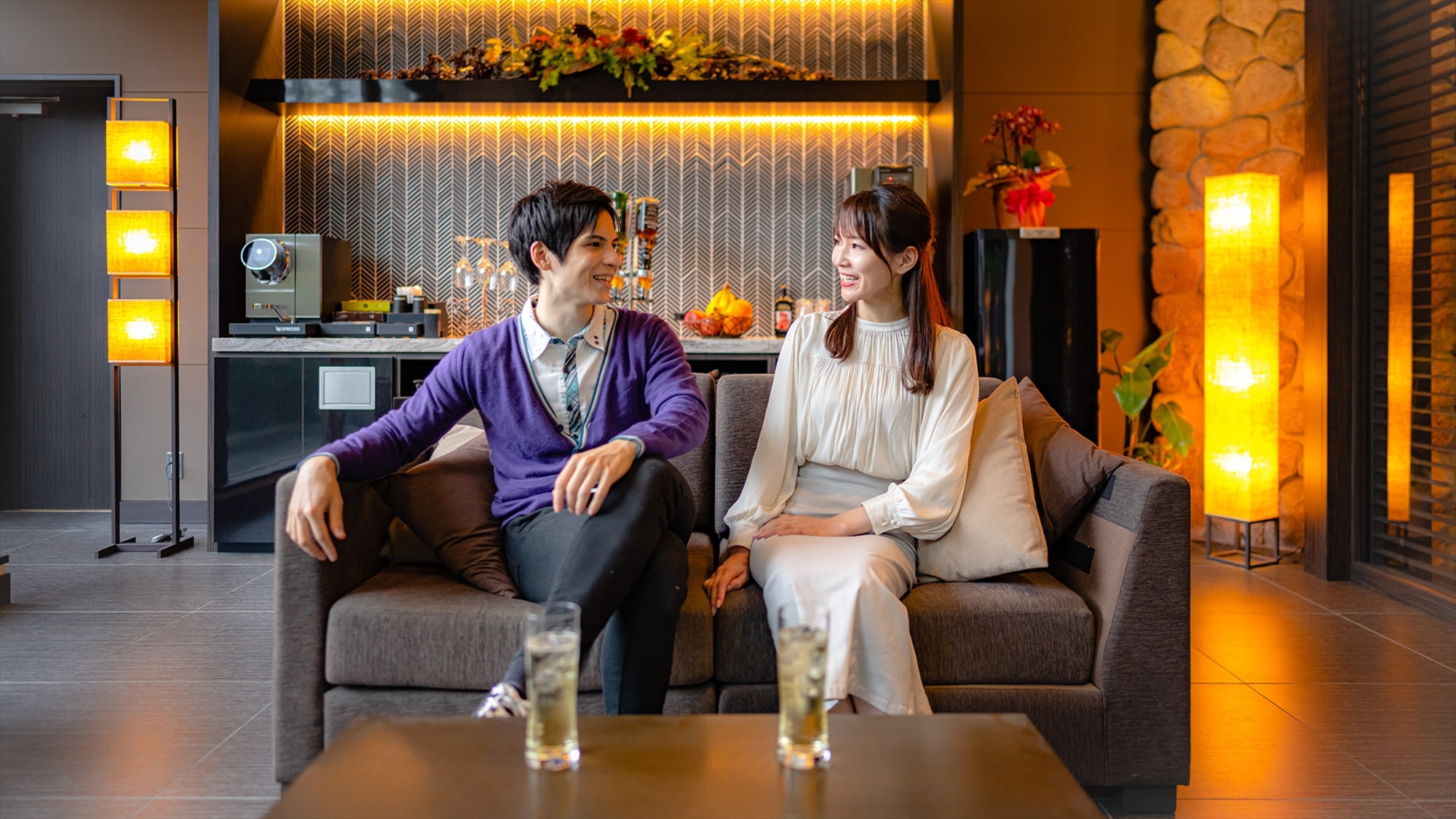 At the club lounge, you can enjoy an elegant time while traveling with a drink.