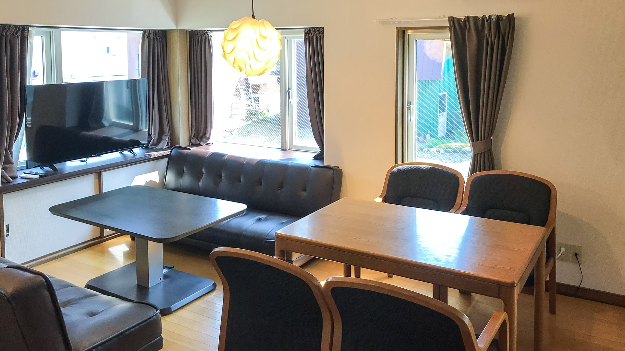 ・Living room and dining room: A cozy space with plenty of light.