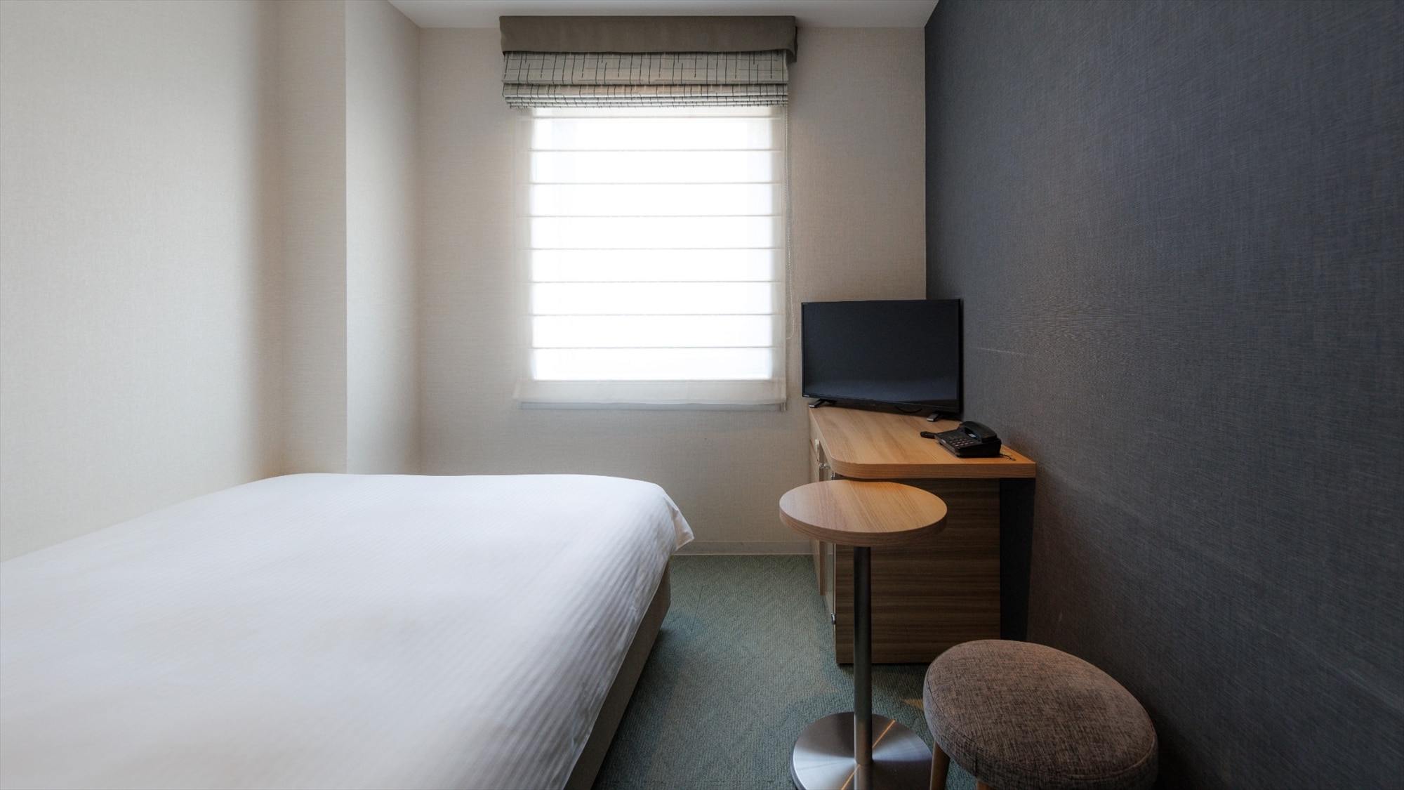 [Standard Double (South Wing) 15㎡] A bright and sophisticated space accented with "coral green"