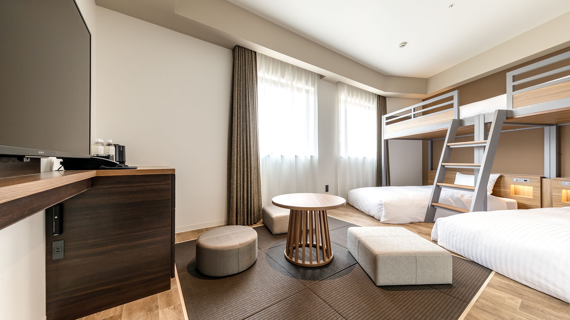 Living space: Ceiling 2,500mm, raised floor (tatami) Bed size: (lower bunk) width 1,100mm x length 1,950