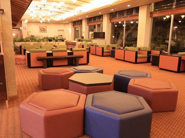 Please relax in the lobby