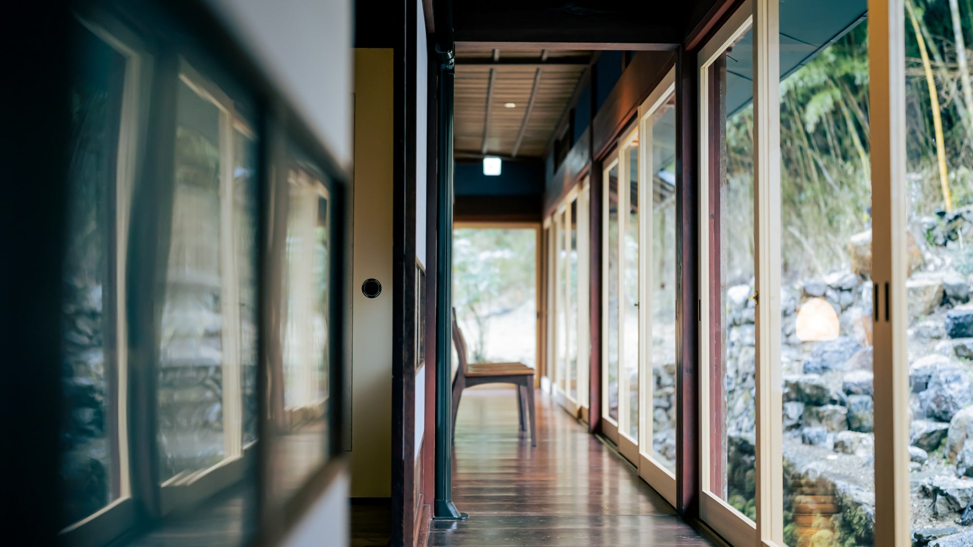[Hotaru-bi Building, Main Building 101] From the veranda, you can see the garden from both sides, making it a luxurious structure.
