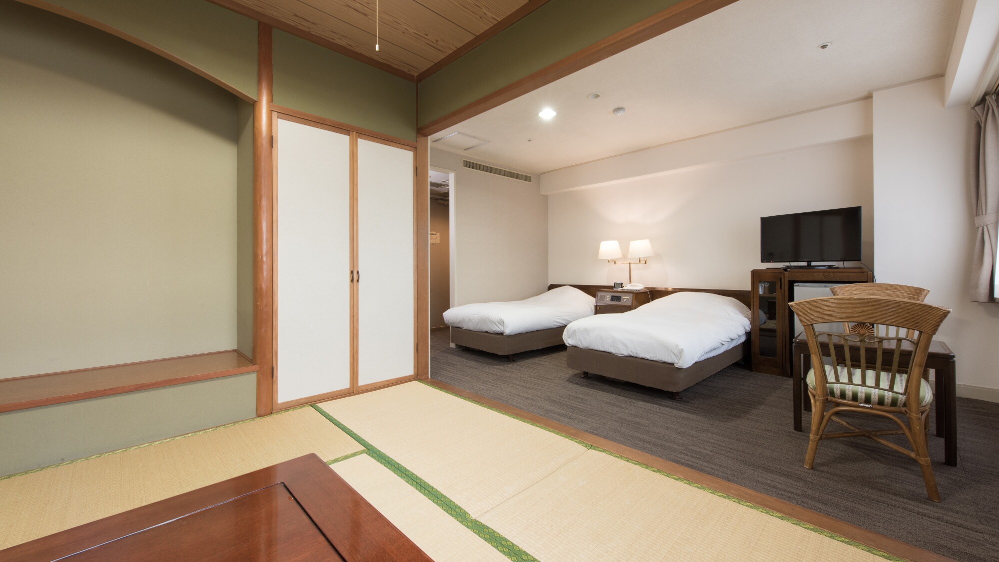<Japanese-Western style room> Japanese-style room 6 tatami mats + twin