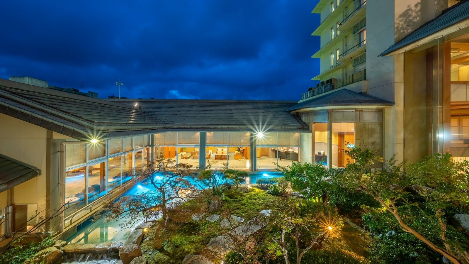 The fantastically lit up Tsukuyomi Garden changes color depending on the time of day.