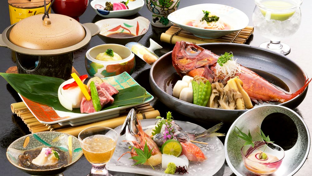 Ikan air tawar khas Izu rebus dan steak daging sapi Jepang! Silakan nikmati perlahan dengan makanan kamar Anda.