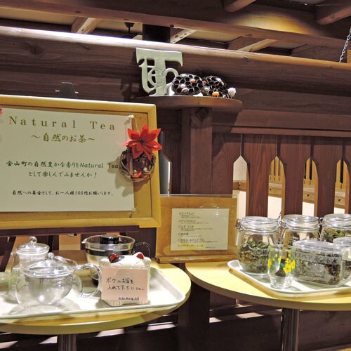 [Teh Alami] Kami menyediakan teh gratis di sebelah meja resepsionis. Tolong bantu kami dengan menyumbang 100 yen per cangkir!