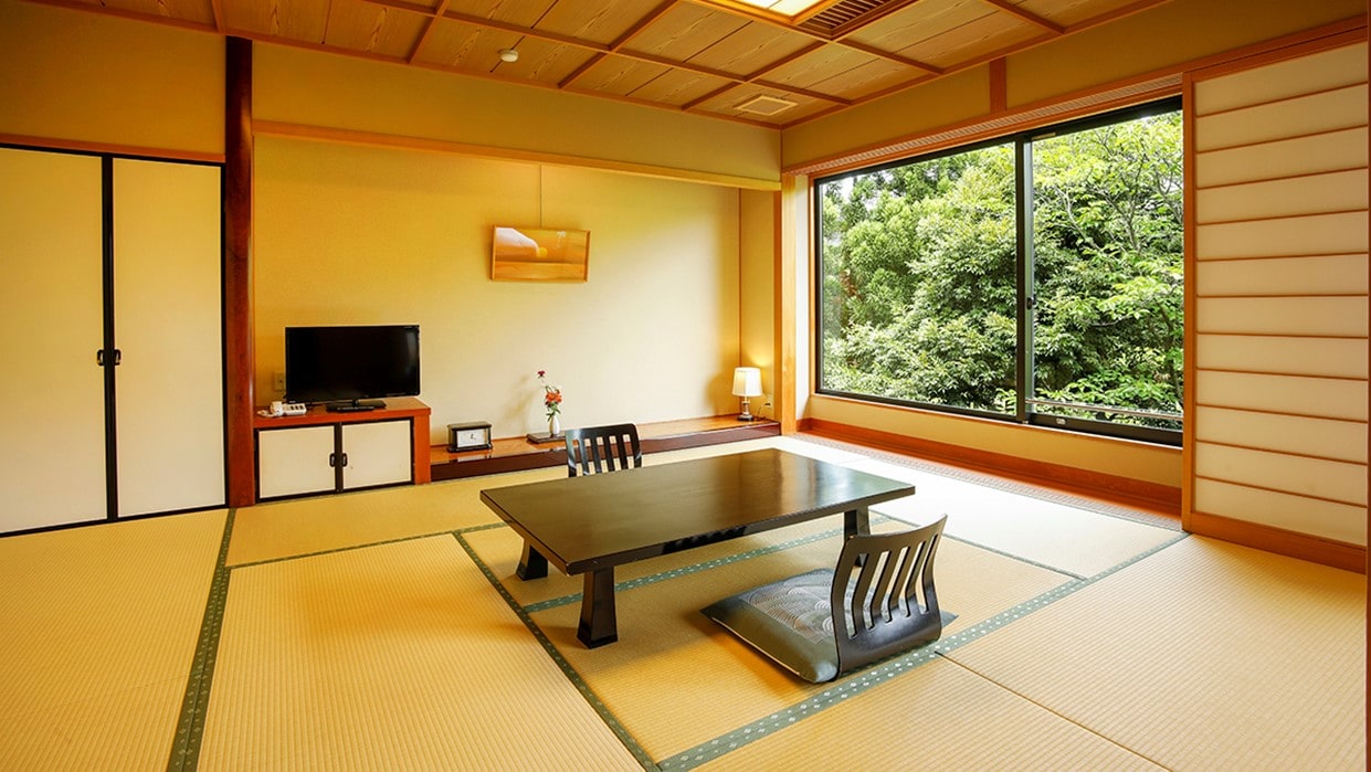 [Main building] A Japanese-style room with 10 to 12 tatami mats where you can spend a relaxing time.