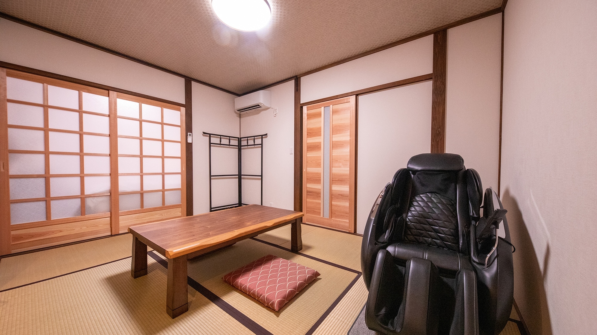 [Ayame] Main building 1st floor_Japanese-style room 6 tatami mats + Western-style room 4.5 tatami mats A Japanese-style massage oasis to relax your mind and body