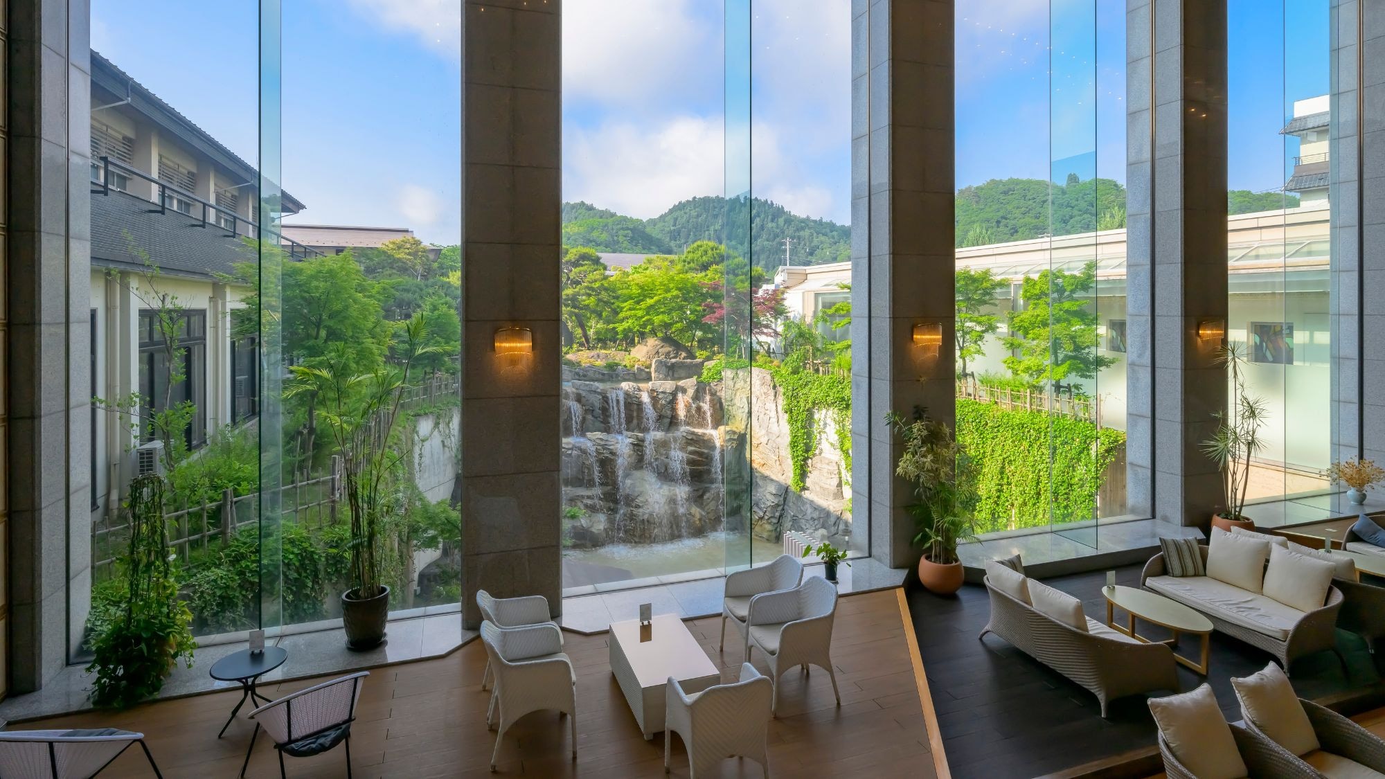 [Lobi Lounge Sun Garden]
