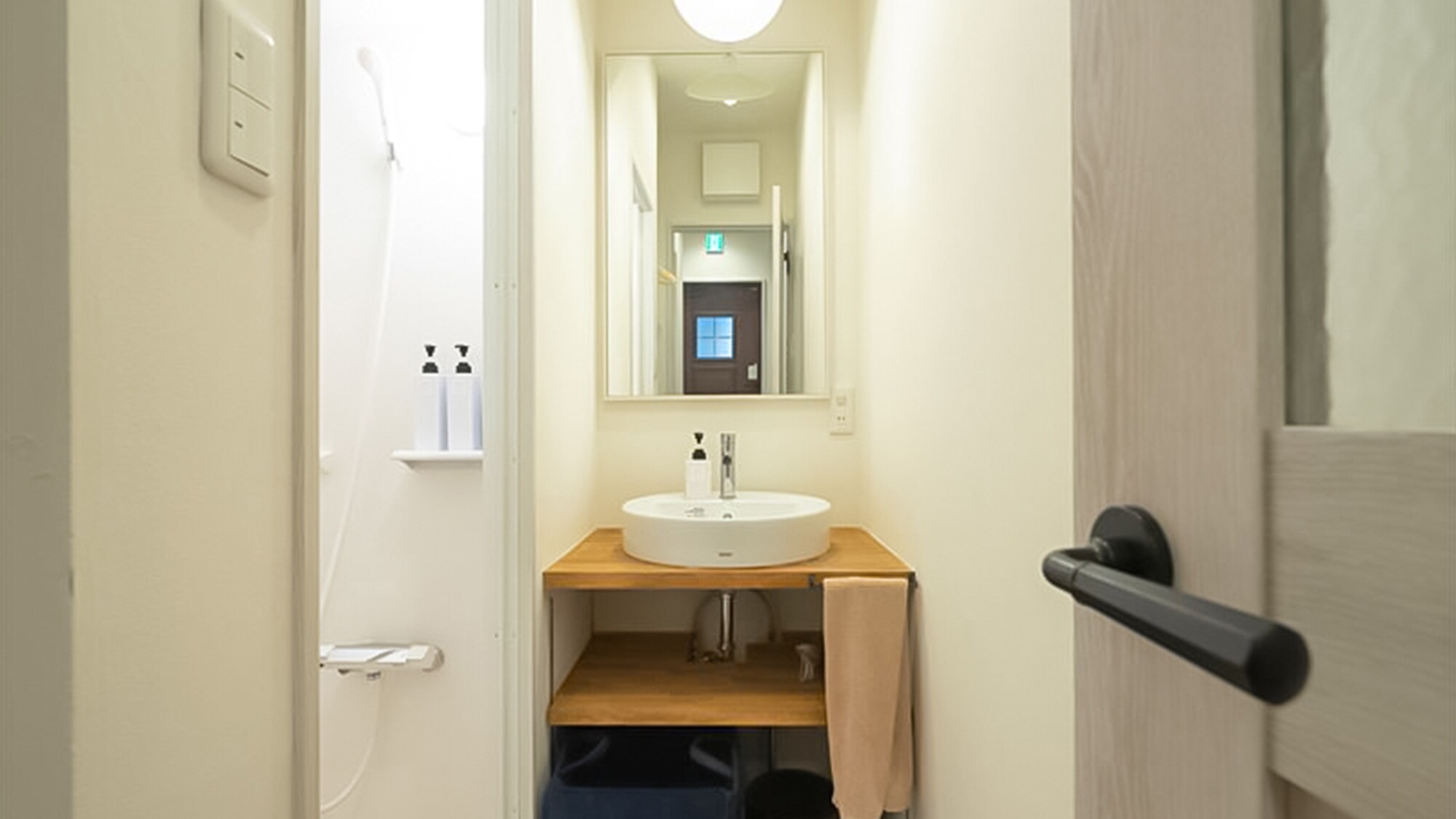 ・B Room shower room and washroom: Bath towels and toothbrushes are provided