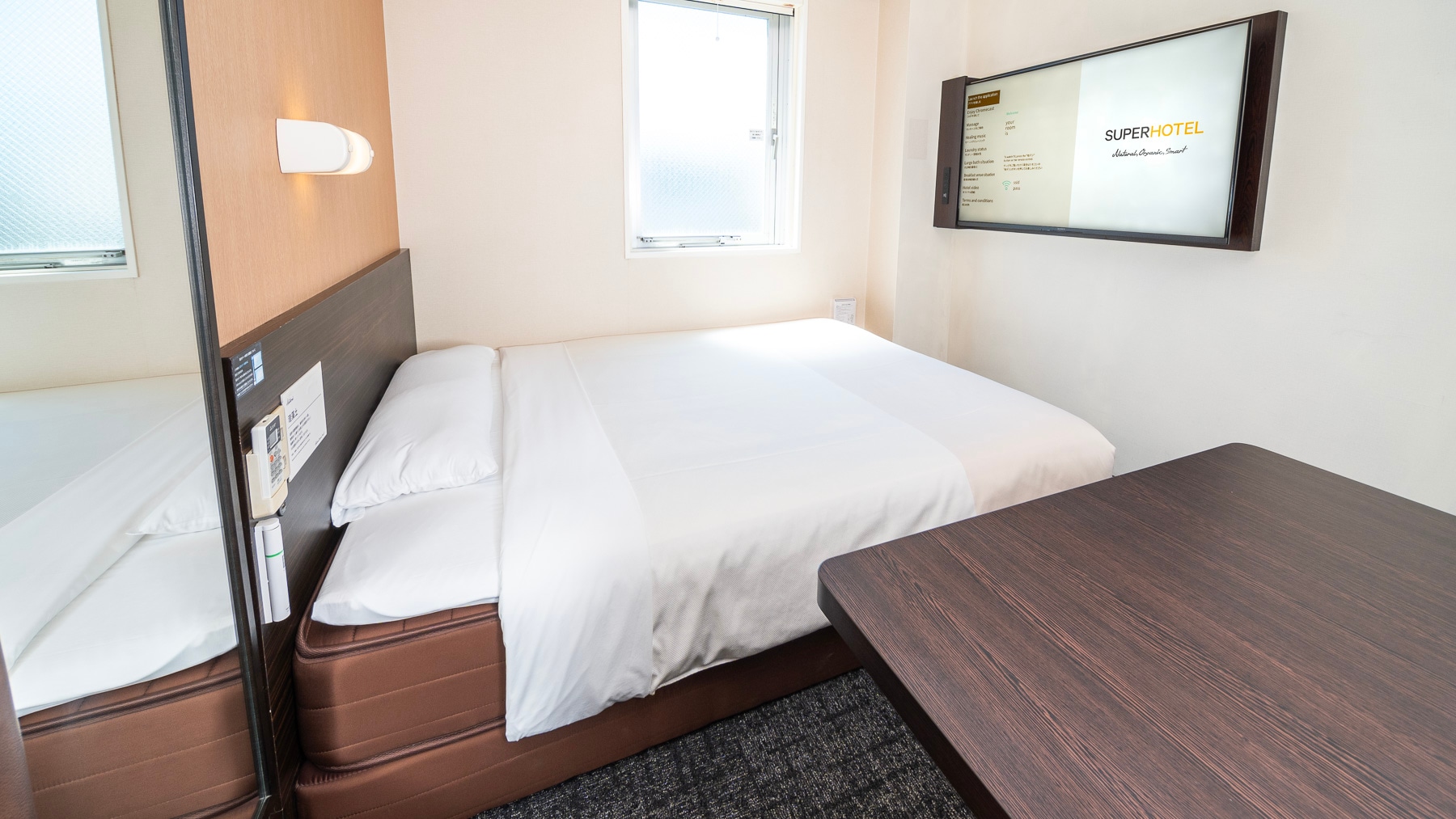 The wide desk makes work easier