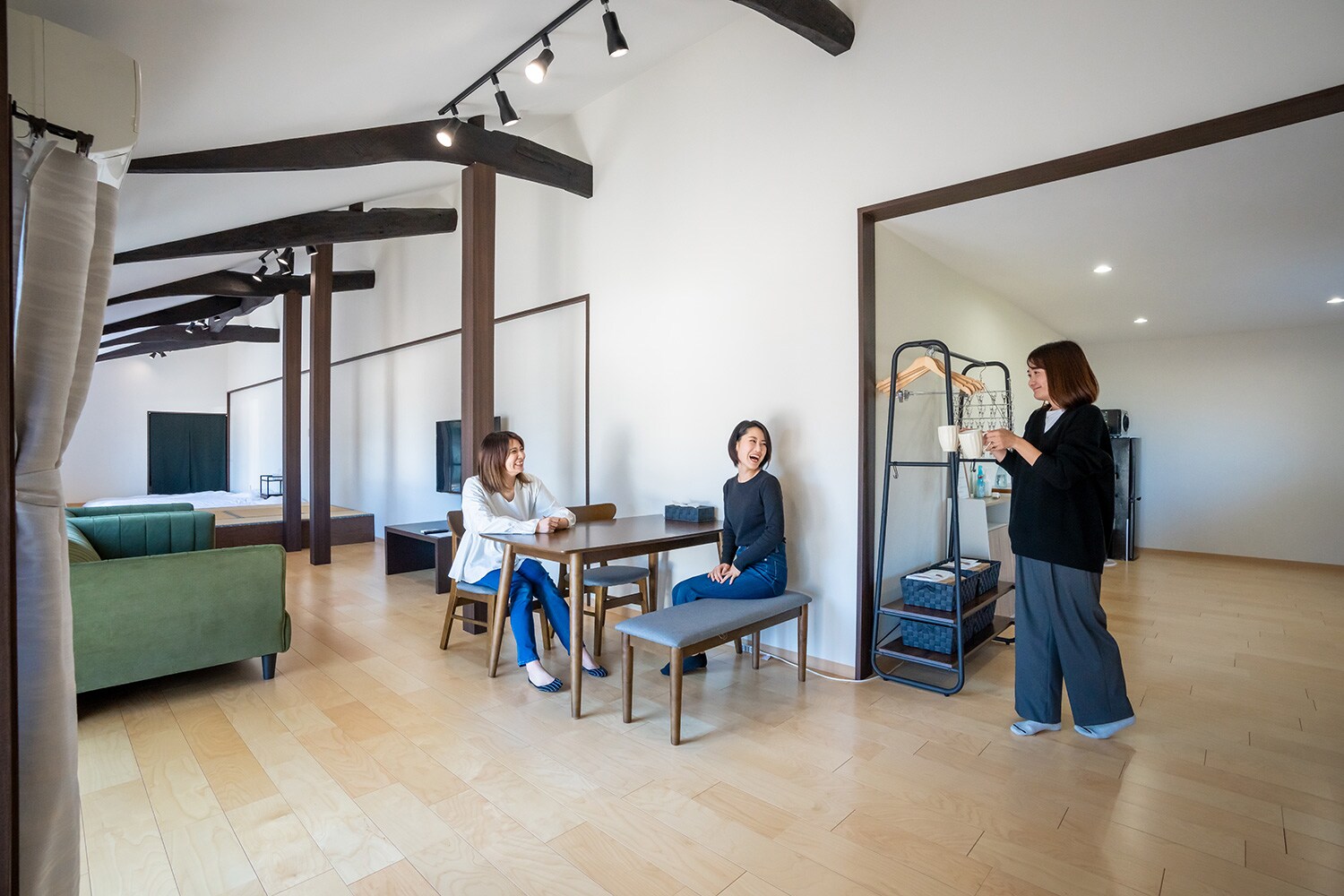 在餐厅里休息的女人