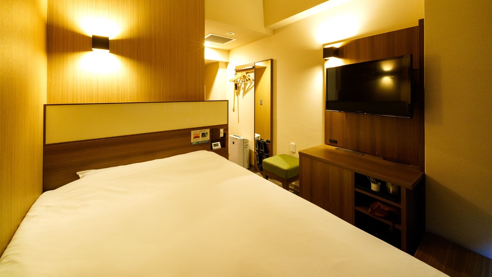 A 140cm wide bed and a mattress with just the right amount of firmness will ensure a good night's sleep.